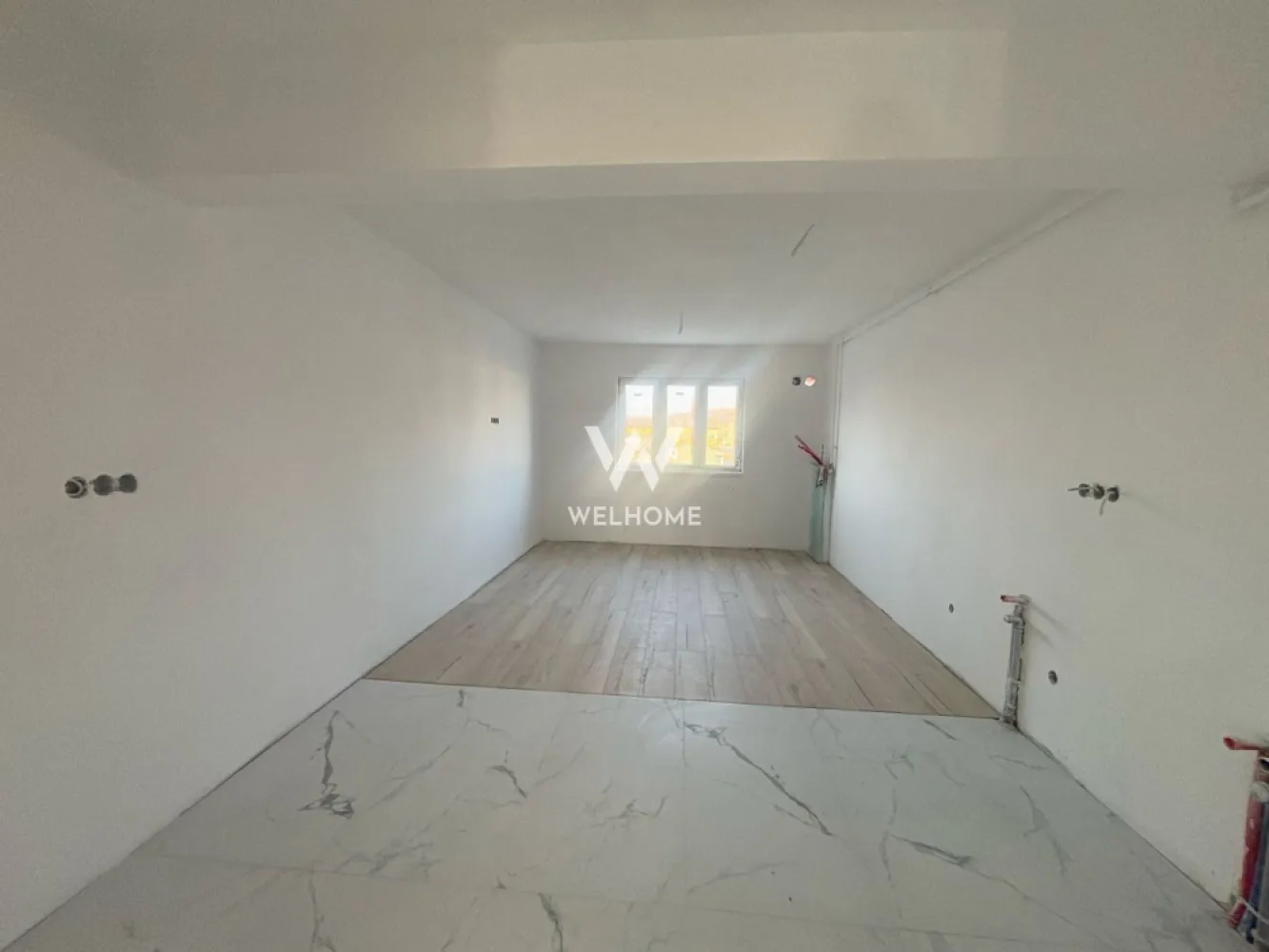 Apartament 2 camere LA CHEIE in Lazaret - Sibiu - Apartament 2 camere LA CHEIE pretabil pentru locuit sau investitie. Vine cu un loc de parcare inclus in pret. Vine cu o suprafata utila de 42 mp compusi din living cu bucatarie open space, dormitor si baie. Beneficiaza de lift modern. Vine complet finisat la cheie, centrala proprie si incalzire in pardoseala, Amplasat în apropierea unor magazine, stații de autobuz și alte puncte de interes, ansamblul oferă acces facil către toate zonele importante ale orașului. La doar 5 min de noul mall, centru etc Pret : 76.000 euro Se accepta credit ipotecar! Contact:Cosmin-0743292794 }}