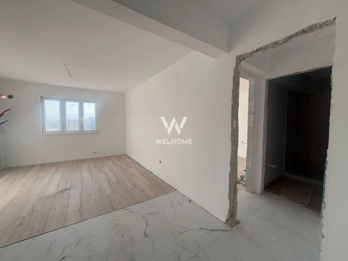 Apartament 2 camere LA CHEIE in Lazaret - Sibiu - Apartament 2 camere LA CHEIE pretabil pentru locuit sau investitie. Vine cu un loc de parcare inclus in pret. Vine cu o suprafata utila de 42 mp compusi din living cu bucatarie open space, dormitor si baie. Beneficiaza de lift modern. Vine complet finisat la cheie, centrala proprie si incalzire in pardoseala, Amplasat în apropierea unor magazine, stații de autobuz și alte puncte de interes, ansamblul oferă acces facil către toate zonele importante ale orașului. La doar 5 min de noul mall, centru etc Pret : 76.000 euro Se accepta credit ipotecar! Contact:Cosmin-0743292794 }}