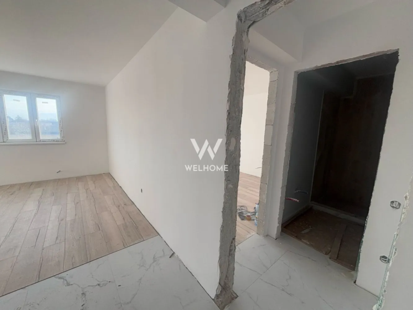 Apartament 2 camere LA CHEIE in Lazaret - Sibiu - Apartament 2 camere LA CHEIE pretabil pentru locuit sau investitie. Vine cu un loc de parcare inclus in pret. Vine cu o suprafata utila de 42 mp compusi din living cu bucatarie open space, dormitor si baie. Beneficiaza de lift modern. Vine complet finisat la cheie, centrala proprie si incalzire in pardoseala, Amplasat în apropierea unor magazine, stații de autobuz și alte puncte de interes, ansamblul oferă acces facil către toate zonele importante ale orașului. La doar 5 min de noul mall, centru etc Pret : 76.000 euro Se accepta credit ipotecar! Contact:Cosmin-0743292794 }}