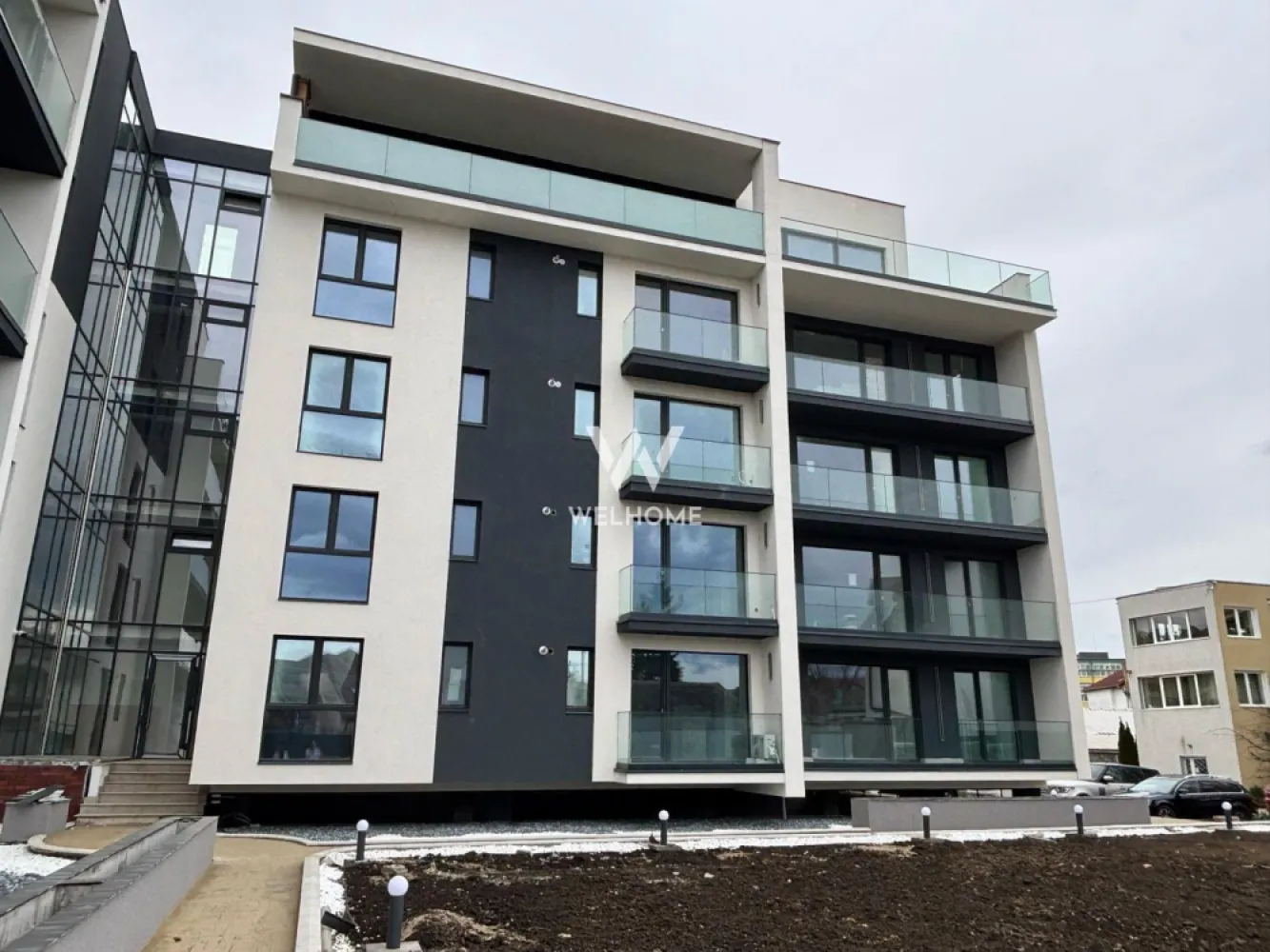 Apartament PREMIUM 3 camere cu GARAJ - zona Centrala - Apartament SMART cu 2 dormitoare și 2 băi, dotat cu materiale de ultimă generație. Această locuință elegantă se bucură de: -Suprafață utilă: 66 mp + balcon de 9 mp - Compartimentat astfel: living open space cu bucatarie, 2 dormitoare, 2 bai, balcon. - Garaj și boxă de depozitare incluse în preț. -Lift de ultimă generație și dotări UltraSmart. Avantajele de a fi proprietar în acest ansamblu: - Locuința poate fi reconfigurată interior, adaptându-se nevoilor tale - Situat în inima orașului, acest imobil beneficiază de o locație excelentă, aproape de transportul public, atractiile locale, centrul orasului etc - Centrală în condensare și încălzire în pardoseală cu sistem inteligent de control - Termostate wireless, detector de gaz și jaluzele acționate electric - Parcare subterană cu boxe depozitare, acces direct din subsol - Spații verzi, zone de agrement, parcări pentru vizitatori - Acces facil pentru persoanele cu dizabilități și ascensor pentru 8 persoane - Videointerfon și supraveghere video pentru siguranța ta - Locuinta se preda finisata LA CHEIE. Preț: 205.000 Euro Tva Inclus - GARAJ si BOXA de depozitare incluse Contact:Cosmin-0743292794 }}