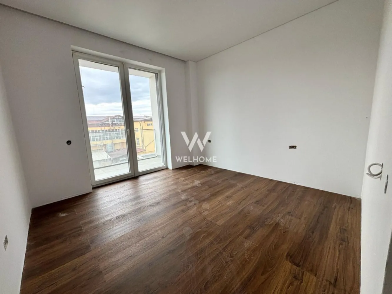 Apartament PREMIUM 3 camere cu GARAJ - zona Centrala - Apartament SMART cu 2 dormitoare și 2 băi, dotat cu materiale de ultimă generație. Această locuință elegantă se bucură de: -Suprafață utilă: 66 mp + balcon de 9 mp - Compartimentat astfel: living open space cu bucatarie, 2 dormitoare, 2 bai, balcon. - Garaj și boxă de depozitare incluse în preț. -Lift de ultimă generație și dotări UltraSmart. Avantajele de a fi proprietar în acest ansamblu: - Locuința poate fi reconfigurată interior, adaptându-se nevoilor tale - Situat în inima orașului, acest imobil beneficiază de o locație excelentă, aproape de transportul public, atractiile locale, centrul orasului etc - Centrală în condensare și încălzire în pardoseală cu sistem inteligent de control - Termostate wireless, detector de gaz și jaluzele acționate electric - Parcare subterană cu boxe depozitare, acces direct din subsol - Spații verzi, zone de agrement, parcări pentru vizitatori - Acces facil pentru persoanele cu dizabilități și ascensor pentru 8 persoane - Videointerfon și supraveghere video pentru siguranța ta - Locuinta se preda finisata LA CHEIE. Preț: 205.000 Euro Tva Inclus - GARAJ si BOXA de depozitare incluse Contact:Cosmin-0743292794 }}