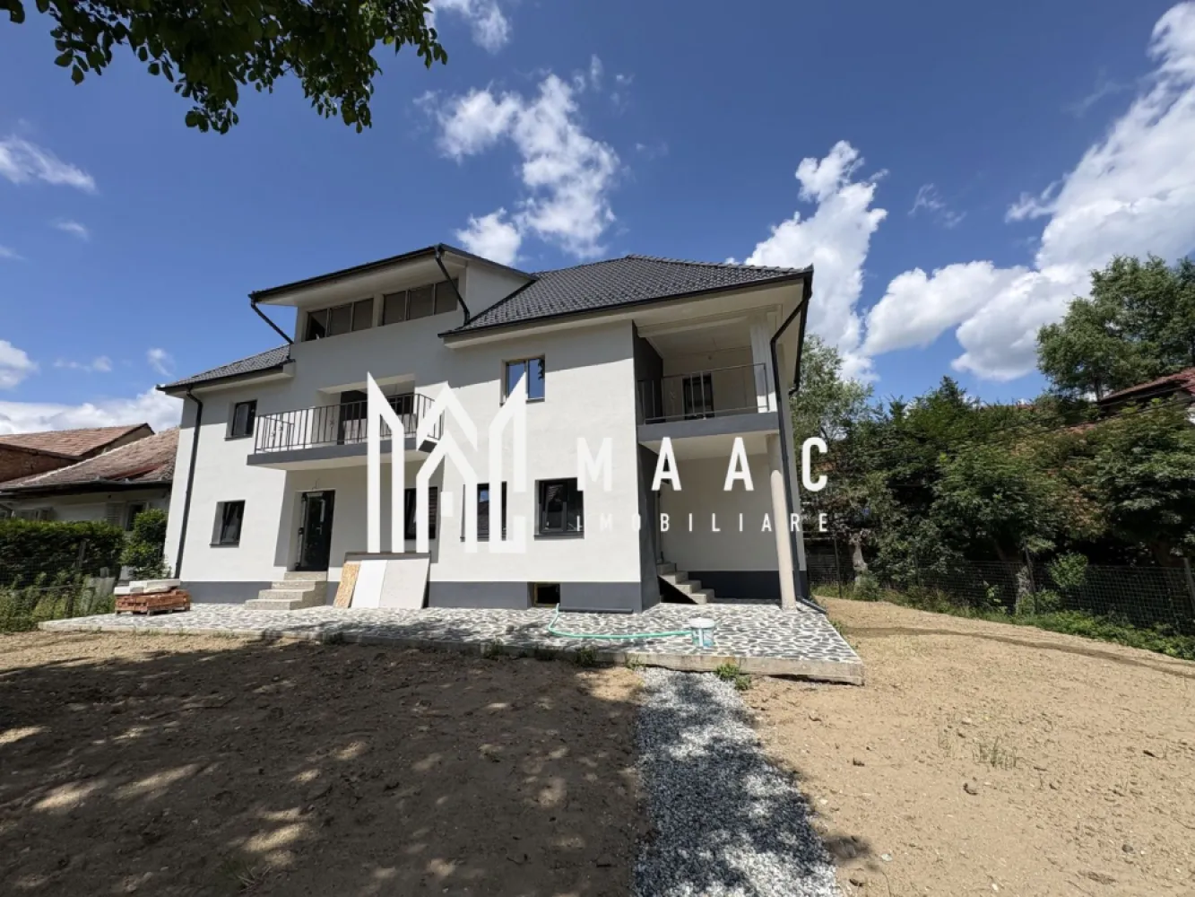 Vilă spațioasă în centrul Cisnădioarei, teren generos 1300 mp, finalizată 2025 - MAAC Imobiliare va propune spre vânzare o Casa, finalizată în 2025, impresionează prin suprafața generoasă și compartimentarea practică, fiind ideală atât pentru locuit, cât și pentru investiție (pensiune, casă multifamilială sau retreat).

Proprietatea dispune de un teren total de 1300 mp, dintre care aproximativ 1200 mp reprezintă curte liberă — perfectă pentru grădină, foișor, piscină sau alte amenajări.

Imobilul oferă numeroase camere, distribuite pe mai multe niveluri (subsol, parter, etaj și mansardă), oferind flexibilitate maximă în utilizare.

Beneficii:
 • Toate utilitățile disponibile inclusiv curent trifazic 
 • Fântână proprie
 • Suprafață generoasă și compartimentare eficientă
 • Curte mare, ideală pentru relaxare sau dezvoltare
 • Locație centrală, cu acces facil

O proprietate rară în zonă, perfectă pentru cei care își doresc spațiu, confort și liniște într-un cadru natural deosebit.

Pentru mai multe detalii precizați ca ați văzut anunțul cu ID CP 3010202