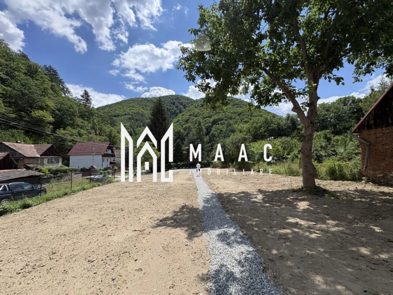Vilă spațioasă în centrul Cisnădioarei, teren generos 1300 mp, finalizată 2025 - MAAC Imobiliare va propune spre vânzare o Casa, finalizată în 2025, impresionează prin suprafața generoasă și compartimentarea practică, fiind ideală atât pentru locuit, cât și pentru investiție (pensiune, casă multifamilială sau retreat).

Proprietatea dispune de un teren total de 1300 mp, dintre care aproximativ 1200 mp reprezintă curte liberă — perfectă pentru grădină, foișor, piscină sau alte amenajări.

Imobilul oferă numeroase camere, distribuite pe mai multe niveluri (subsol, parter, etaj și mansardă), oferind flexibilitate maximă în utilizare.

Beneficii:
 • Toate utilitățile disponibile inclusiv curent trifazic 
 • Fântână proprie
 • Suprafață generoasă și compartimentare eficientă
 • Curte mare, ideală pentru relaxare sau dezvoltare
 • Locație centrală, cu acces facil

O proprietate rară în zonă, perfectă pentru cei care își doresc spațiu, confort și liniște într-un cadru natural deosebit.

Pentru mai multe detalii precizați ca ați văzut anunțul cu ID CP 3010202