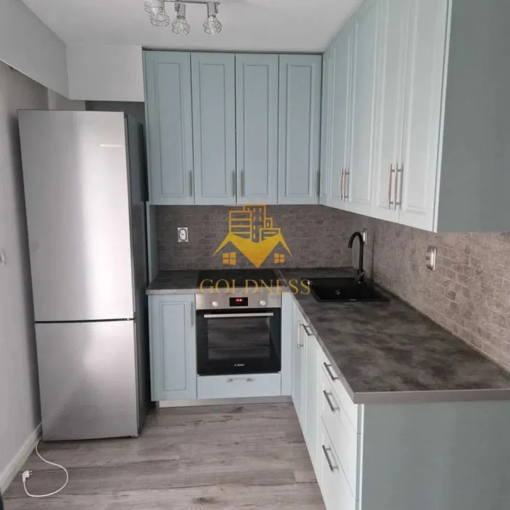 2 camere open space, Parcare, Modern, Carrefour, The Nest, Marasti. - GOLDNESS Imobiliare vă propune spre închiriere un apartament cu 2 camere complet mobilat și utilat, la etajul 4 într-un imobil de 6 etaje, în Cartierul Marasti. Dispune de loc de parcare subterana! Se află în apropierea stațiilor de transport în comun, magazine, restaurante, spații verzi, farmacii, etc. Apartamentul este compartimentat astfel: - dormitor cu pat matrimonial, dulap, noptiere, birou - living cu bucatarie open space complet utilată și mobilată, canapea extensibilă, loc de servit masa - baie cu cabina de dus, calorifer port prosop și dulap pentru depozitare. - terasa de 10 mp. Imobilul este dotat cu toate cele necesare- centrală proprie, frigider, aragaz, hotă, mașină de spălat haine si vase, aer conditionat, etc. Dacă sunteți interesați de acest apartament și doriți să îl vizionați, dar și pentru alte oferte nu ezitați să ne contactați telefonic sau prin e-mail. Vă stăm la dispoziție! Pentru intermediere se percepe un comision de 50% din prețul chiriei! }}