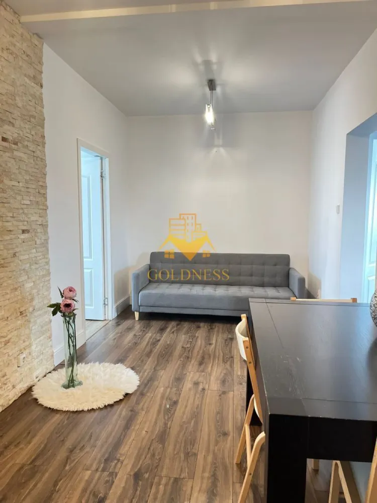 3 camere open space, Aurel Vlaicu, Fsega, Iulius Mall, Lidl - GOLDNESS Imobiliare vă propune spre închiriere un apartament cu 3 camere complet mobilat și utilat, la etajul 8 într-un imobil de 8 etaje, în Cartierul Aurel Vlaicu. Se poate parca prin zona. Se află în apropierea stațiilor de transport în comun, magazine, restaurante, spații verzi, farmacii, etc. Apartamentul este compartimentat astfel: - dormitor cu pat matrimonial, dressing, noptiere - dormitor cu pat matrimonial, dressing, noptiere - living cu bucatarie open space complet utilată și mobilată, canapea extensibilă, loc de servit masa - baie cu cada, calorifer port prosop și dulap pentru depozitare. Imobilul este dotat cu toate cele necesare- centrală proprie, frigider, aragaz, hotă, mașină de spălat haine, etc. Dacă sunteți interesați de acest apartament și doriți să îl vizionați, dar și pentru alte oferte nu ezitați să ne contactați telefonic sau prin e-mail. Vă stăm la dispoziție! Pentru intermediere se percepe un comision de 50% din prețul chiriei! }}