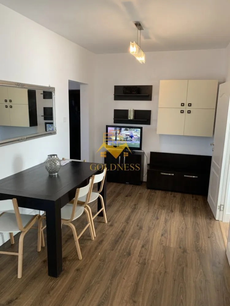 3 camere open space, Aurel Vlaicu, Fsega, Iulius Mall, Lidl - GOLDNESS Imobiliare vă propune spre închiriere un apartament cu 3 camere complet mobilat și utilat, la etajul 8 într-un imobil de 8 etaje, în Cartierul Aurel Vlaicu. Se poate parca prin zona. Se află în apropierea stațiilor de transport în comun, magazine, restaurante, spații verzi, farmacii, etc. Apartamentul este compartimentat astfel: - dormitor cu pat matrimonial, dressing, noptiere - dormitor cu pat matrimonial, dressing, noptiere - living cu bucatarie open space complet utilată și mobilată, canapea extensibilă, loc de servit masa - baie cu cada, calorifer port prosop și dulap pentru depozitare. Imobilul este dotat cu toate cele necesare- centrală proprie, frigider, aragaz, hotă, mașină de spălat haine, etc. Dacă sunteți interesați de acest apartament și doriți să îl vizionați, dar și pentru alte oferte nu ezitați să ne contactați telefonic sau prin e-mail. Vă stăm la dispoziție! Pentru intermediere se percepe un comision de 50% din prețul chiriei! }}