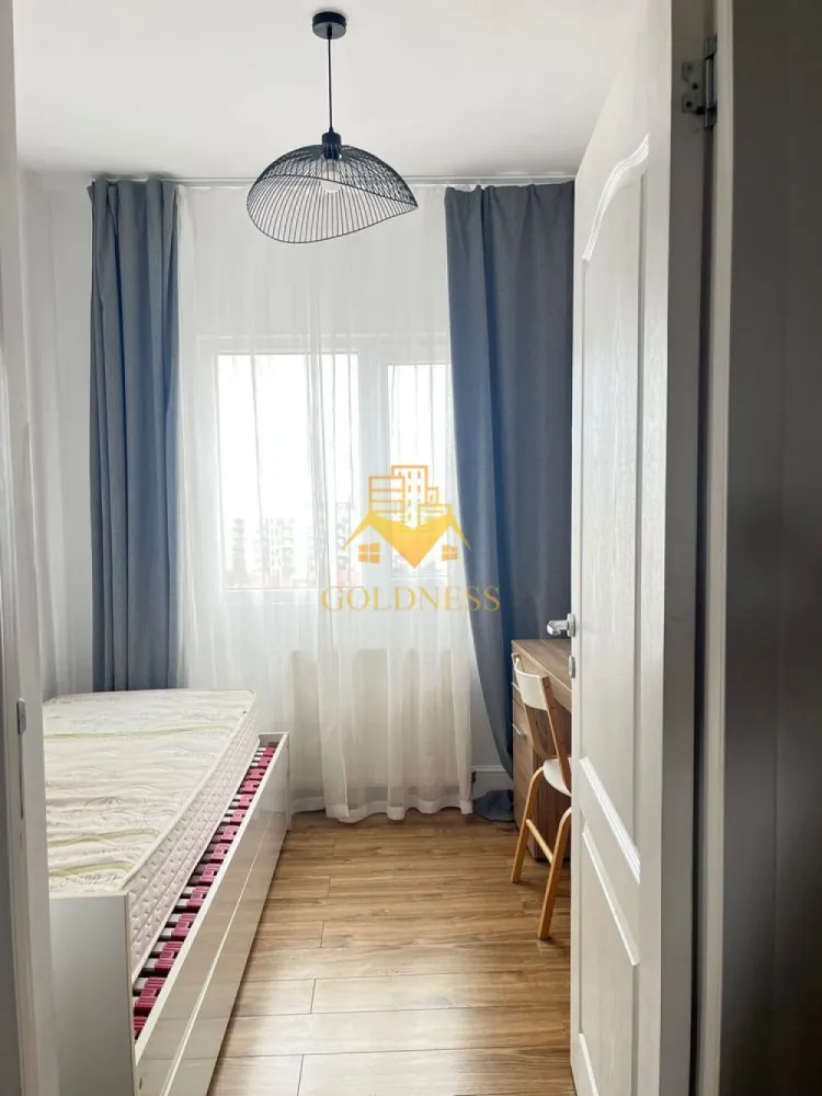3 camere open space, Aurel Vlaicu, Fsega, Iulius Mall, Lidl - GOLDNESS Imobiliare vă propune spre închiriere un apartament cu 3 camere complet mobilat și utilat, la etajul 8 într-un imobil de 8 etaje, în Cartierul Aurel Vlaicu. Se poate parca prin zona. Se află în apropierea stațiilor de transport în comun, magazine, restaurante, spații verzi, farmacii, etc. Apartamentul este compartimentat astfel: - dormitor cu pat matrimonial, dressing, noptiere - dormitor cu pat matrimonial, dressing, noptiere - living cu bucatarie open space complet utilată și mobilată, canapea extensibilă, loc de servit masa - baie cu cada, calorifer port prosop și dulap pentru depozitare. Imobilul este dotat cu toate cele necesare- centrală proprie, frigider, aragaz, hotă, mașină de spălat haine, etc. Dacă sunteți interesați de acest apartament și doriți să îl vizionați, dar și pentru alte oferte nu ezitați să ne contactați telefonic sau prin e-mail. Vă stăm la dispoziție! Pentru intermediere se percepe un comision de 50% din prețul chiriei! }}