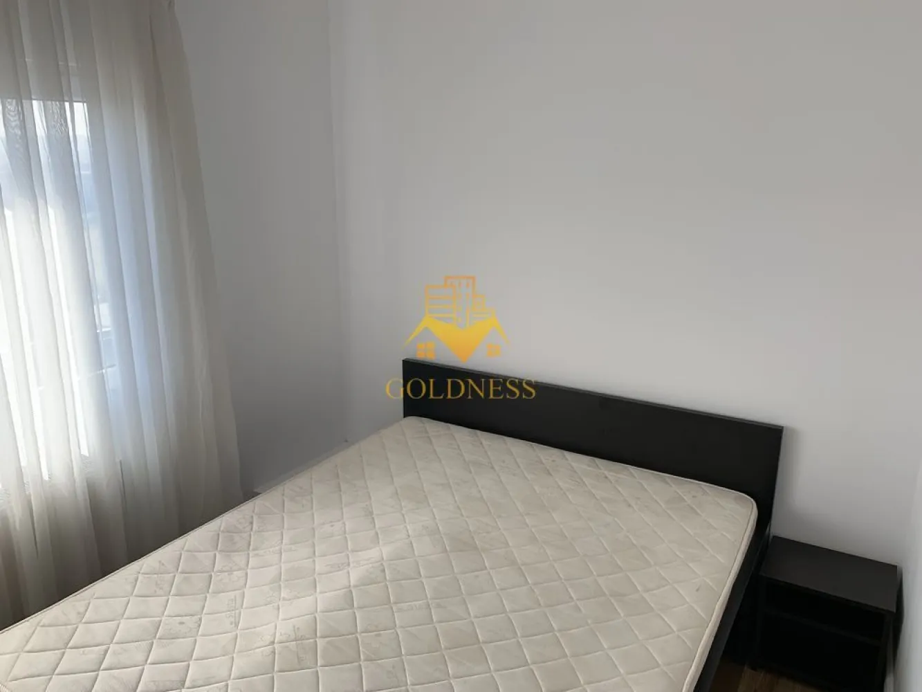 3 camere open space, Aurel Vlaicu, Fsega, Iulius Mall, Lidl - GOLDNESS Imobiliare vă propune spre închiriere un apartament cu 3 camere complet mobilat și utilat, la etajul 8 într-un imobil de 8 etaje, în Cartierul Aurel Vlaicu. Se poate parca prin zona. Se află în apropierea stațiilor de transport în comun, magazine, restaurante, spații verzi, farmacii, etc. Apartamentul este compartimentat astfel: - dormitor cu pat matrimonial, dressing, noptiere - dormitor cu pat matrimonial, dressing, noptiere - living cu bucatarie open space complet utilată și mobilată, canapea extensibilă, loc de servit masa - baie cu cada, calorifer port prosop și dulap pentru depozitare. Imobilul este dotat cu toate cele necesare- centrală proprie, frigider, aragaz, hotă, mașină de spălat haine, etc. Dacă sunteți interesați de acest apartament și doriți să îl vizionați, dar și pentru alte oferte nu ezitați să ne contactați telefonic sau prin e-mail. Vă stăm la dispoziție! Pentru intermediere se percepe un comision de 50% din prețul chiriei! }}