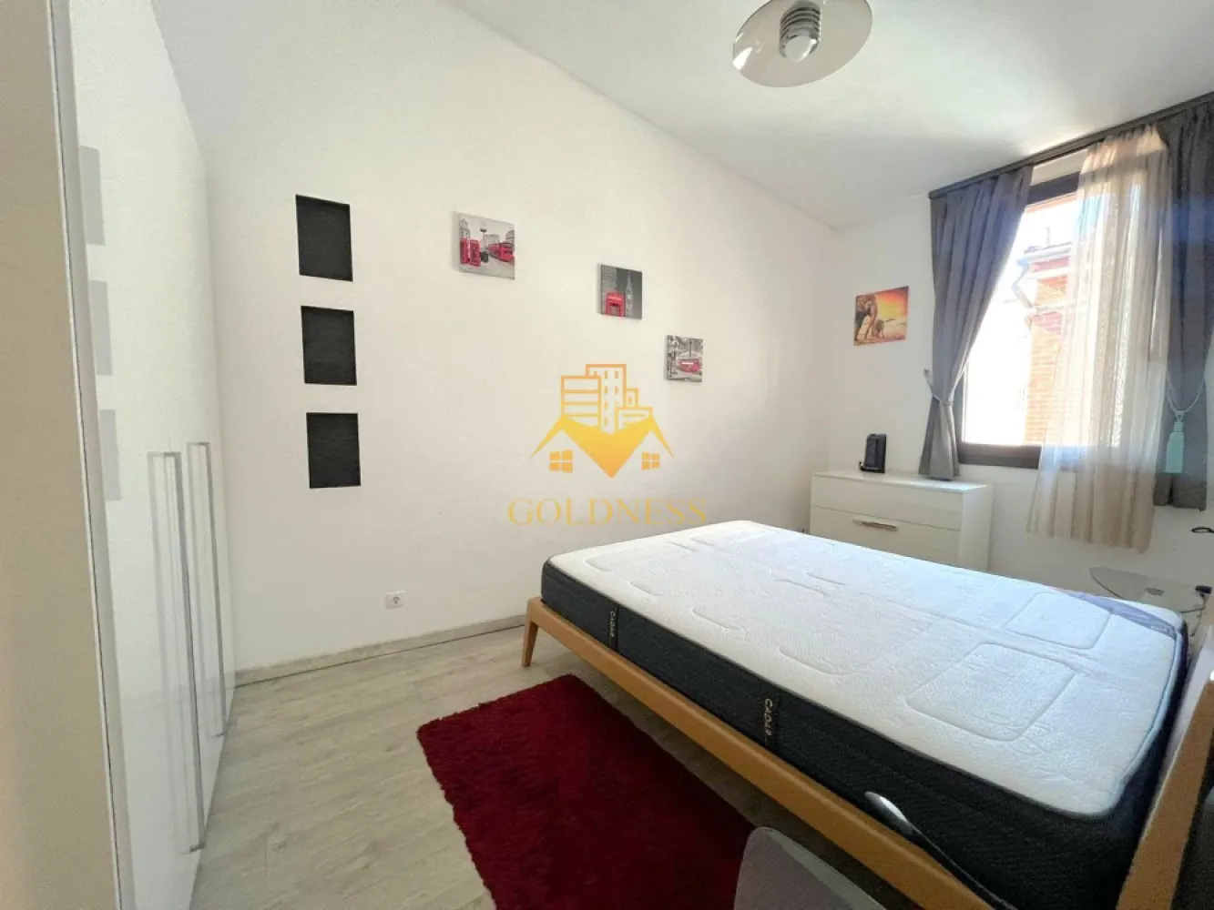 2 camere, parcare, AC, Centru, Piata Muzeului, MEMO, Piata Unirii - GOLDNESS Imobiliare vă propune spre închiriere un apartament cu 2 camere open-space complet mobilat și utilat, la etajul 3 într-un imobil de 3 etaje, cu lift, în zona ultracentrala, la 15 min de UMF, 5 minute de Piata Unirii, strada Paul Chinezu. GARANȚIE: se percep 2 garanții, cu posibilitatea plății eșalonat în 2/3 luni Loc de parcare privat in curtea interioara cu 50euro pe luna. Apartamentul este compartimentat astfel: - dormitor cu pat matrimonial, dressing, noptiere, birou. - living cu bucatarie open-space complet utilată si mobilata, canapea extensibla, loc de servit masa - baie cu dus walk-in, calorifer port prosop inox și dulap pentru depozitare. Imobilul este dotat cu toate cele necesare- termoficare, mașină de spălat haine, frigider, plită electrică, hotă, TV, AC, etc. Se află în apropierea stațiilor de transport în comun, magazine, restaurante, spații verzi, farmacii, etc. Dacă sunteți interesați de acest apartament și doriți să îl vizionați, dar și pentru alte oferte sau detalii nu ezitați să ne contactați telefonic sau prin e-mail - goldnessimobiliare@gmail.com. Vă stăm la dispoziție! Pentru intermediere se percepe un comision de 50% din prețul chiriei! }}