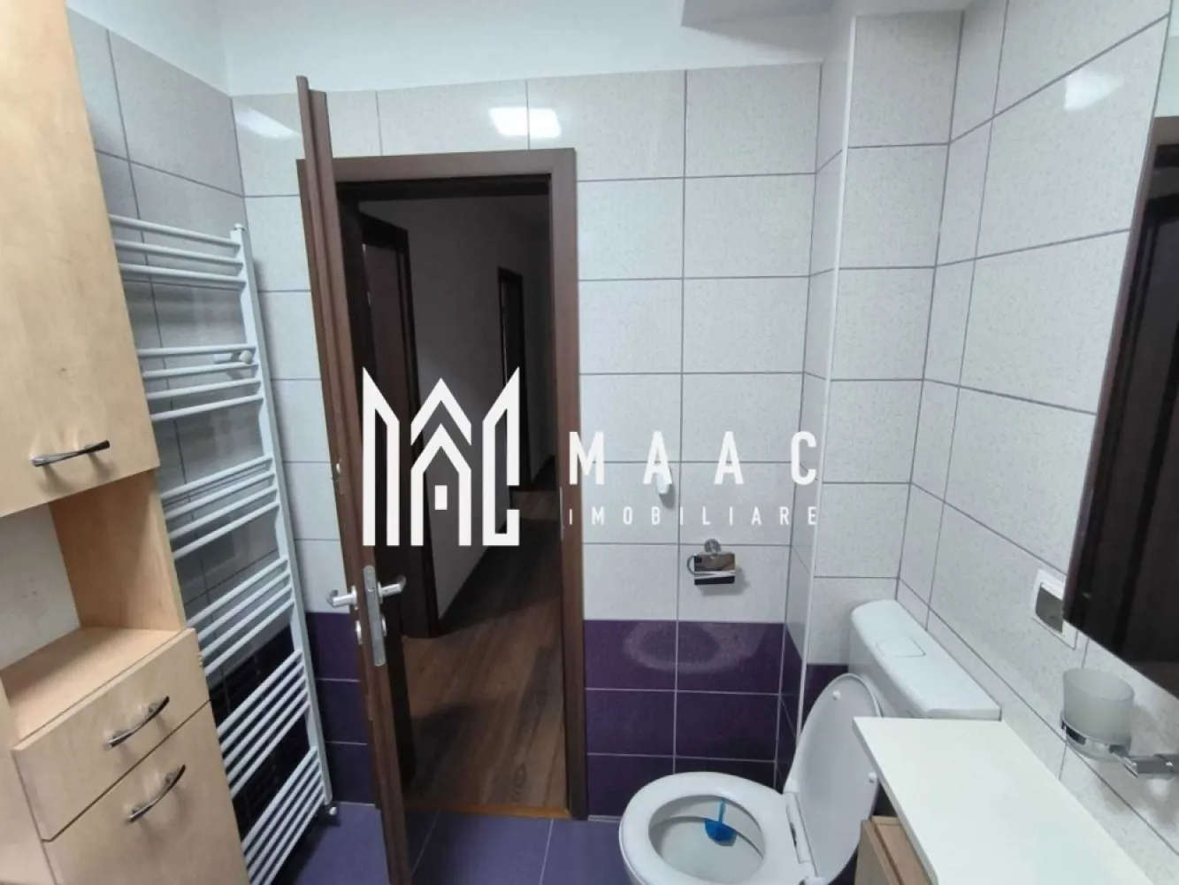 APARTAMENT 2 CAMERE I DECOMANDAT I CALEA CISNADIEI - MAAC Imobiliare propune spre inchirere apartament confortabil, decomandat, 2 camere, bucatarie si baie. Este ideal pentru o peroana singura sau cuplu. Aproape de magazine, mijloace de transport si alte facilitati. Apartamentul este pregatit pentru mutare imediata. Pentru mai multe detalii sau vizionare anuntati telefonic CP3010483 }}