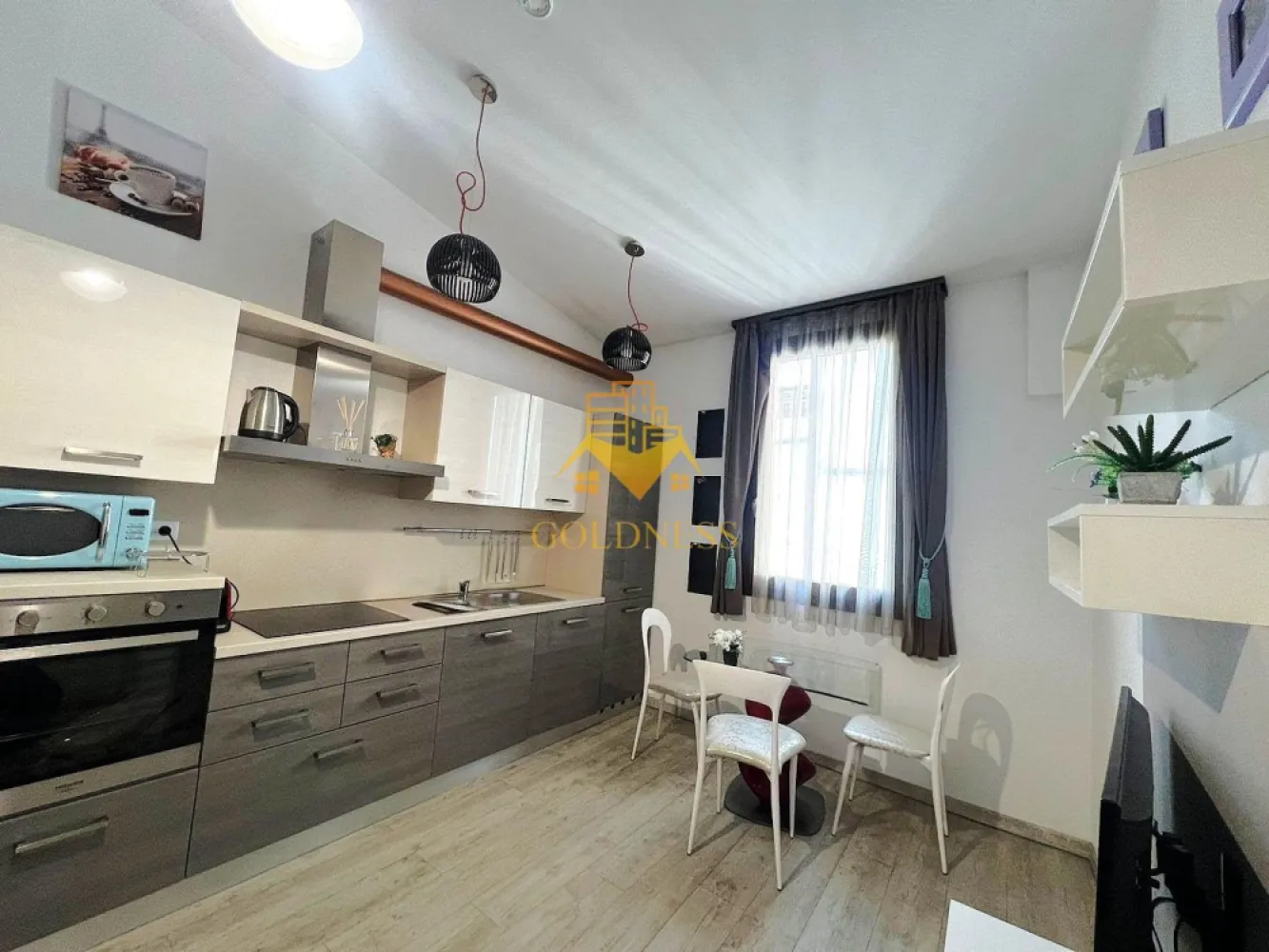 2 camere, parcare, AC, Centru, Piata Muzeului, MEMO, Piata Unirii - GOLDNESS Imobiliare vă propune spre închiriere un apartament cu 2 camere open-space complet mobilat și utilat, la etajul 3 într-un imobil de 3 etaje, cu lift, în zona ultracentrala, la 15 min de UMF, 5 minute de Piata Unirii, strada Paul Chinezu. GARANȚIE: se percep 2 garanții, cu posibilitatea plății eșalonat în 2/3 luni Loc de parcare privat in curtea interioara cu 50euro pe luna. Apartamentul este compartimentat astfel: - dormitor cu pat matrimonial, dressing, noptiere, birou. - living cu bucatarie open-space complet utilată si mobilata, canapea extensibla, loc de servit masa - baie cu dus walk-in, calorifer port prosop inox și dulap pentru depozitare. Imobilul este dotat cu toate cele necesare- termoficare, mașină de spălat haine, frigider, plită electrică, hotă, TV, AC, etc. Se află în apropierea stațiilor de transport în comun, magazine, restaurante, spații verzi, farmacii, etc. Dacă sunteți interesați de acest apartament și doriți să îl vizionați, dar și pentru alte oferte sau detalii nu ezitați să ne contactați telefonic sau prin e-mail - goldnessimobiliare@gmail.com. Vă stăm la dispoziție! Pentru intermediere se percepe un comision de 50% din prețul chiriei! }}