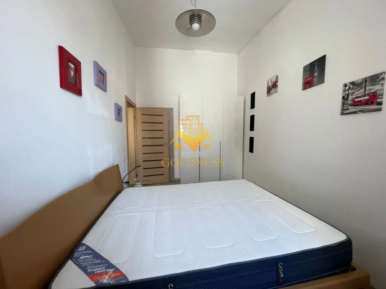 2 camere, parcare, AC, Centru, Piata Muzeului, MEMO, Piata Unirii - GOLDNESS Imobiliare vă propune spre închiriere un apartament cu 2 camere open-space complet mobilat și utilat, la etajul 3 într-un imobil de 3 etaje, cu lift, în zona ultracentrala, la 15 min de UMF, 5 minute de Piata Unirii, strada Paul Chinezu. GARANȚIE: se percep 2 garanții, cu posibilitatea plății eșalonat în 2/3 luni Loc de parcare privat in curtea interioara cu 50euro pe luna. Apartamentul este compartimentat astfel: - dormitor cu pat matrimonial, dressing, noptiere, birou. - living cu bucatarie open-space complet utilată si mobilata, canapea extensibla, loc de servit masa - baie cu dus walk-in, calorifer port prosop inox și dulap pentru depozitare. Imobilul este dotat cu toate cele necesare- termoficare, mașină de spălat haine, frigider, plită electrică, hotă, TV, AC, etc. Se află în apropierea stațiilor de transport în comun, magazine, restaurante, spații verzi, farmacii, etc. Dacă sunteți interesați de acest apartament și doriți să îl vizionați, dar și pentru alte oferte sau detalii nu ezitați să ne contactați telefonic sau prin e-mail - goldnessimobiliare@gmail.com. Vă stăm la dispoziție! Pentru intermediere se percepe un comision de 50% din prețul chiriei! }}