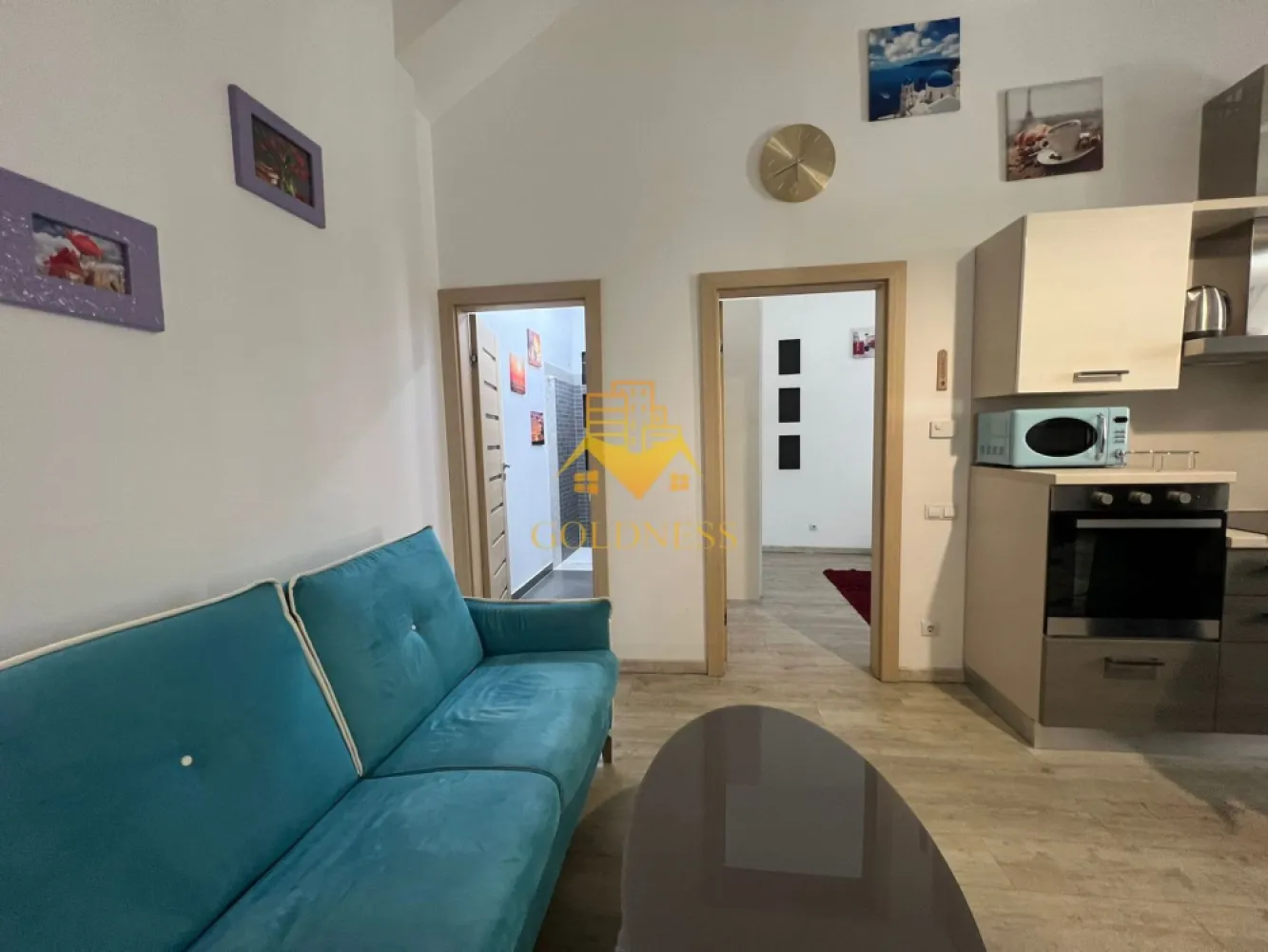 2 camere, parcare, AC, Centru, Piata Muzeului, MEMO, Piata Unirii - GOLDNESS Imobiliare vă propune spre închiriere un apartament cu 2 camere open-space complet mobilat și utilat, la etajul 3 într-un imobil de 3 etaje, cu lift, în zona ultracentrala, la 15 min de UMF, 5 minute de Piata Unirii, strada Paul Chinezu. GARANȚIE: se percep 2 garanții, cu posibilitatea plății eșalonat în 2/3 luni Loc de parcare privat in curtea interioara cu 50euro pe luna. Apartamentul este compartimentat astfel: - dormitor cu pat matrimonial, dressing, noptiere, birou. - living cu bucatarie open-space complet utilată si mobilata, canapea extensibla, loc de servit masa - baie cu dus walk-in, calorifer port prosop inox și dulap pentru depozitare. Imobilul este dotat cu toate cele necesare- termoficare, mașină de spălat haine, frigider, plită electrică, hotă, TV, AC, etc. Se află în apropierea stațiilor de transport în comun, magazine, restaurante, spații verzi, farmacii, etc. Dacă sunteți interesați de acest apartament și doriți să îl vizionați, dar și pentru alte oferte sau detalii nu ezitați să ne contactați telefonic sau prin e-mail - goldnessimobiliare@gmail.com. Vă stăm la dispoziție! Pentru intermediere se percepe un comision de 50% din prețul chiriei! }}