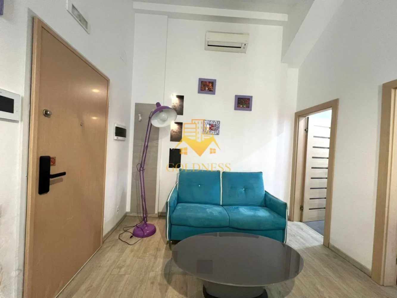 2 camere, parcare, AC, Centru, Piata Muzeului, MEMO, Piata Unirii - GOLDNESS Imobiliare vă propune spre închiriere un apartament cu 2 camere open-space complet mobilat și utilat, la etajul 3 într-un imobil de 3 etaje, cu lift, în zona ultracentrala, la 15 min de UMF, 5 minute de Piata Unirii, strada Paul Chinezu. GARANȚIE: se percep 2 garanții, cu posibilitatea plății eșalonat în 2/3 luni Loc de parcare privat in curtea interioara cu 50euro pe luna. Apartamentul este compartimentat astfel: - dormitor cu pat matrimonial, dressing, noptiere, birou. - living cu bucatarie open-space complet utilată si mobilata, canapea extensibla, loc de servit masa - baie cu dus walk-in, calorifer port prosop inox și dulap pentru depozitare. Imobilul este dotat cu toate cele necesare- termoficare, mașină de spălat haine, frigider, plită electrică, hotă, TV, AC, etc. Se află în apropierea stațiilor de transport în comun, magazine, restaurante, spații verzi, farmacii, etc. Dacă sunteți interesați de acest apartament și doriți să îl vizionați, dar și pentru alte oferte sau detalii nu ezitați să ne contactați telefonic sau prin e-mail - goldnessimobiliare@gmail.com. Vă stăm la dispoziție! Pentru intermediere se percepe un comision de 50% din prețul chiriei! }}