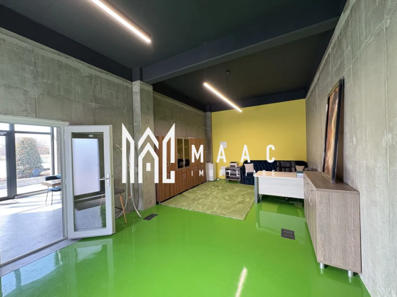 Spatiu birouri i 80 mp I Utilat I Zona de vest I - MAAC Imobiliare vă propune spre închiriere un spațiu modern, ideal pentru birouri sau activități comerciale, situat în zona de vest a Sibiului, la stradă principală – pe strada Salzburg. Proprietatea este nouă și complet utilată, având o suprafață de 80 mp, compartimentată eficient în 2 camere luminoase. Spațiul beneficiază de vitrină generoasă la stradă, oferind vizibilitate excelentă pentru orice tip de activitate. În plus, imobilul dispune de locuri de parcare, un avantaj important atât pentru angajați, cât și pentru clienți. Datorită poziționării strategice și dotărilor moderne, acest spațiu reprezintă o oportunitate ideală pentru dezvoltarea afacerii dumneavoastră Pentru mai multe detalii precizați ca ați văzut anunțul cu ID CP3012580 }}