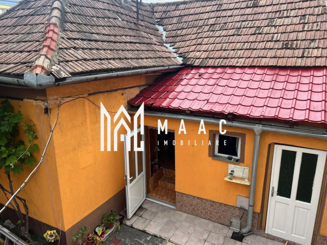 CASA INDIVIDUALA I LAZARET - MAAC Imobiliare ofera spre vanzare casa individuala, situată pe un singur nivel (se poate construi un etaj), într-o zonă liniștită și apreciată – cartierul Lazaret. Ideală pentru locuit imediat sau ca investiție! Compartimentare: 2 dormitoare, bucătărie, baie, hol, pivniță Acces auto în curte Dotări suplimentare: bucătărie de vară iar la etaj se afla terasa. Zonă liniștită, acces facil către centru, magazine, școli și mijloace de transport Preatbila pentru cabinet medical sau comercial Pentru mai multe detalii sau vizionare anuntati telefonic CP3012766 }}