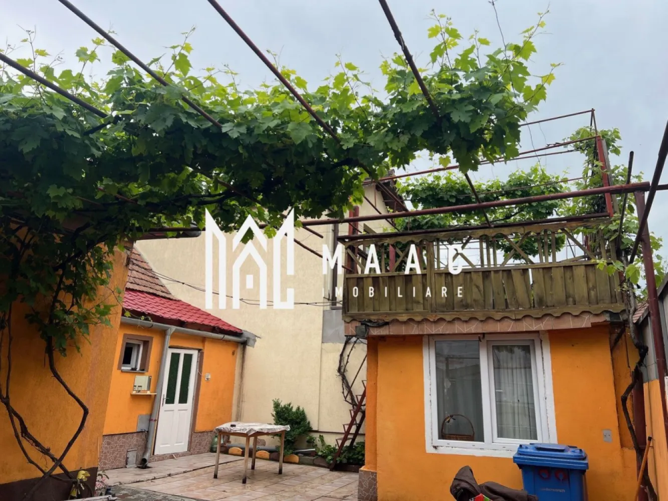 CASA INDIVIDUALA I LAZARET - MAAC Imobiliare ofera spre vanzare casa individuala, situată pe un singur nivel (se poate construi un etaj), într-o zonă liniștită și apreciată – cartierul Lazaret. Ideală pentru locuit imediat sau ca investiție! Compartimentare: 2 dormitoare, bucătărie, baie, hol, pivniță Acces auto în curte Dotări suplimentare: bucătărie de vară iar la etaj se afla terasa. Zonă liniștită, acces facil către centru, magazine, școli și mijloace de transport Preatbila pentru cabinet medical sau comercial Pentru mai multe detalii sau vizionare anuntati telefonic CP3012766 }}