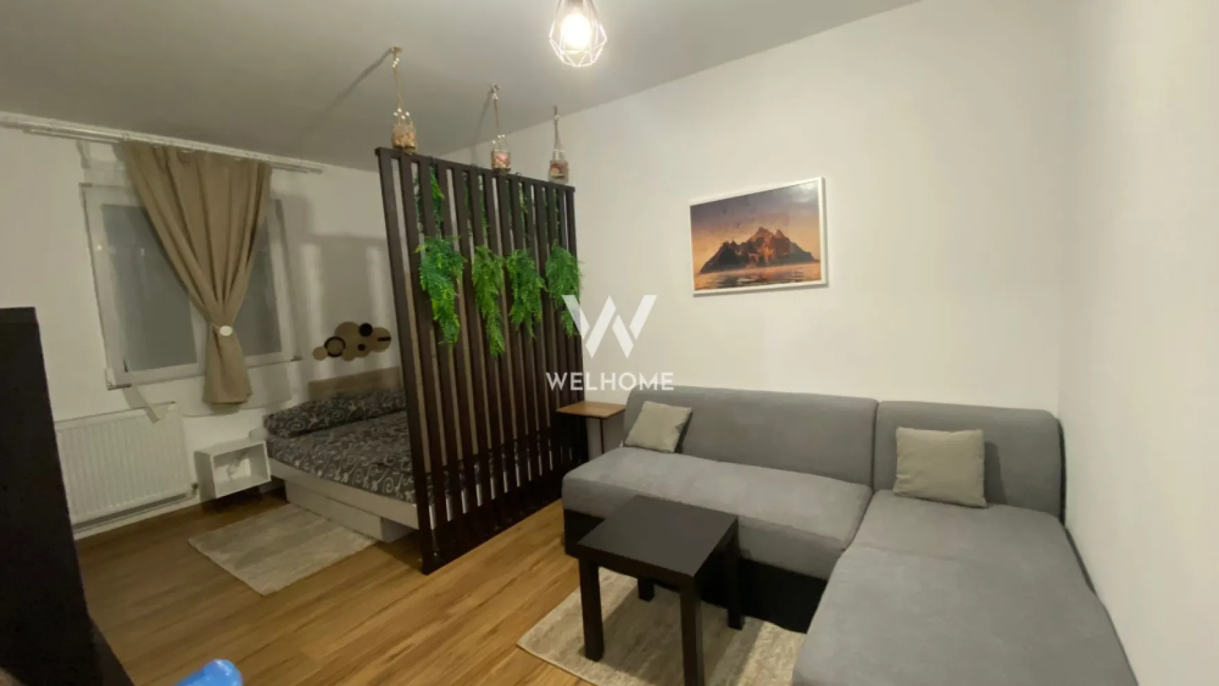 Garsoniera renovata, etaj intermediar, Sibiu - Spre vanzare o garsoniera care a fost recompartimentata intr-un apartament cu 1 camera, situat la etaj intermediar amplasat in zona strazii Stefan Cel Mare sin Sibiu. Apartamentul se vinde complet mobilat si utilat exact ca in poze. Recent a fost renovat cu bun gust si materiale de foarte buna calitate. Pozitionat pe sud-est. La imeditata distanta de magazinul Simpa, sala de fitnes. La 1 min distanta de statie transport public. Pret direct de la proprietar: 53 900 euro. Tel: 0745 99 55 37 Mihai. }}