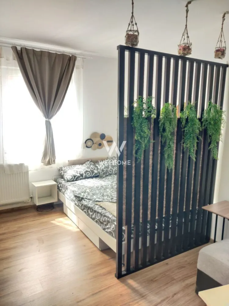 Garsoniera renovata, etaj intermediar, Sibiu - Spre vanzare o garsoniera care a fost recompartimentata intr-un apartament cu 1 camera, situat la etaj intermediar amplasat in zona strazii Stefan Cel Mare sin Sibiu. Apartamentul se vinde complet mobilat si utilat exact ca in poze. Recent a fost renovat cu bun gust si materiale de foarte buna calitate. Pozitionat pe sud-est. La imeditata distanta de magazinul Simpa, sala de fitnes. La 1 min distanta de statie transport public. Pret direct de la proprietar: 53 900 euro. Tel: 0745 99 55 37 Mihai. }}