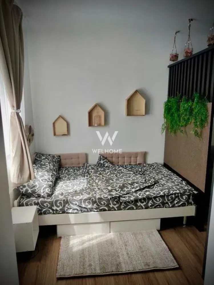 Garsoniera renovata, etaj intermediar, Sibiu - Spre vanzare o garsoniera care a fost recompartimentata intr-un apartament cu 1 camera, situat la etaj intermediar amplasat in zona strazii Stefan Cel Mare sin Sibiu. Apartamentul se vinde complet mobilat si utilat exact ca in poze. Recent a fost renovat cu bun gust si materiale de foarte buna calitate. Pozitionat pe sud-est. La imeditata distanta de magazinul Simpa, sala de fitnes. La 1 min distanta de statie transport public. Pret direct de la proprietar: 53 900 euro. Tel: 0745 99 55 37 Mihai. }}