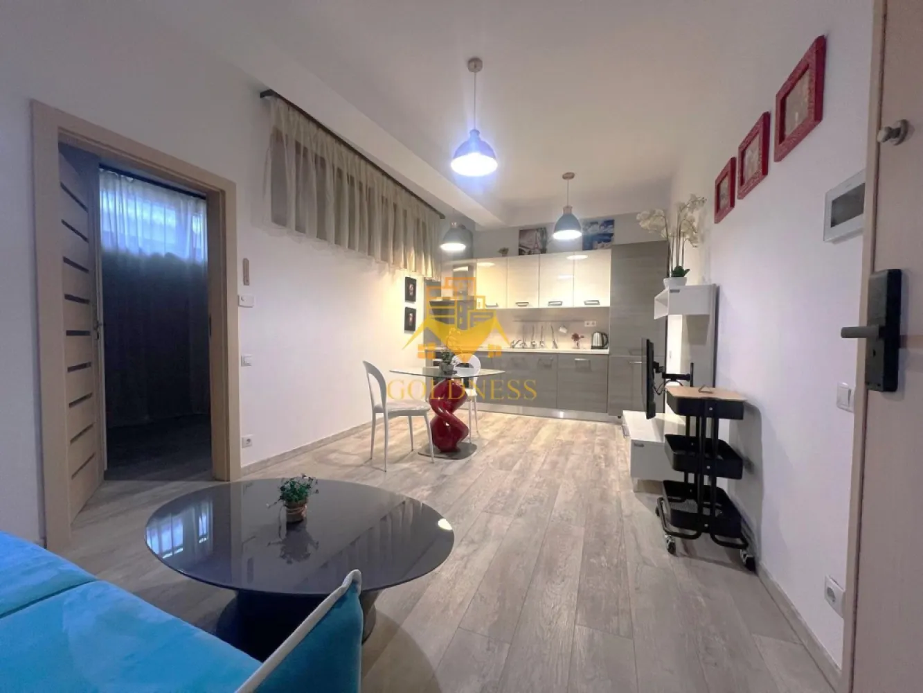 2 camere, Parcare, Centru, Piata Muzeului, Piata Unirii, Memo, UMF - GOLDNESS Imobiliare vă propune spre închiriere un apartament cu 2 camere open-space complet mobilat și utilat, la demisol într-un imobil de 3 etaje, în zona ultracentrala, la 15 min de UMF, 5 minute de Piata Unirii, strada Paul Chinezu. Se poate inchiria un loc de parcare in curtea interioara cu 50euro. GARANȚIE: se percep 2 garanții, cu posibilitatea plății eșalonat în 2/3 luni. Apartamentul este compartimentat astfel: - dormitor cu pat matrimonial, dressing, noptiere, birou. - living cu bucatarie open-space complet utilată si mobilata, canapea extensibla, loc de servit masa - baie cu dus walk-in, calorifer port prosop inox și dulap pentru depozitare. Imobilul este dotat cu toate cele necesare- termoficare, mașină de spălat haine, frigider, plită electrică, masina de spalat vase, hotă, TV, AC, etc. Se află în apropierea stațiilor de transport în comun, magazine, restaurante, spații verzi, farmacii, etc. Dacă sunteți interesați de acest apartament și doriți să îl vizionați, dar și pentru alte oferte sau detalii nu ezitați să ne contactați telefonic sau prin e-mail - goldnessimobiliare@gmail.com. Vă stăm la dispoziție! Pentru intermediere se percepe un comision de 50% din prețul chiriei! }}