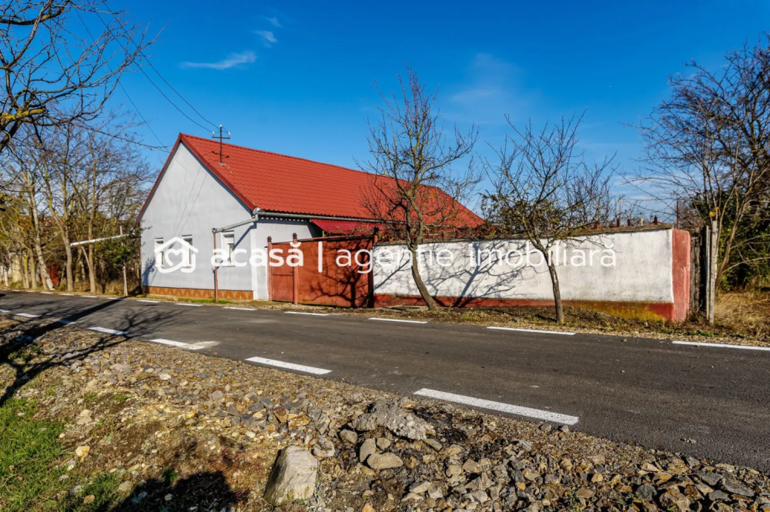 🌟 Oportunitate Unică de Vânzare în Variasu Mare! 🌟 - Descoperiți această gospodărie, perfectă pentru o familie care își dorește confort și liniște! Comision 0% la cumpărător. Acum la preț repoziționat de 49.900 euro. 🏡 Detalii Proprietate: Tip: Casă de tip gospodărie Camere: 4 Suprafață teren: 736 mp An consolidare plus mărire: 2015 Această casă oferă un spațiu generos, ideal pentru a crea amintiri de neuitat alături de cei dragi. Terenul de 736 mp vă oferă oportunitatea de a vă bucura de natură, de a amenaja o grădină sau de a crea un loc de joacă pentru copii. Încălzirea se realizează cu centrală proprie pe lemne și calorifere. 🌳 Beneficii: Locație liniștită, perfectă pentru un trai plăcut. Aproape de facilități și transport Renovarea este realizată aproximativ 80-90%, dar casa se află în stadiul gata de mutat! Nu ratați ocazia de a transforma această casă în căminul visurilor dumneavoastră! Contactați-mă pentru mai multe detalii și pentru a programa o vizionare la 0724694458 Dorel Vereș consultant imobiliar Acasă Arad.. Nu dispui de toată suma? Te ajutăm noi gratuit! Îți obținem oferte de la 16 bănci. Ai o proprietate de vânzare în Arad și vrei să știi cât valorează cu adevărat? Sună-mă pentru o evaluare gratuită, fără obligații. Birou: ACASĂ | Agenție imobiliară Arad Bulevardul Decebal 2, Arad 310133 ✨ "Acasă este locul unde începe povestea noastră." ✨ Vă așteptăm cu drag! }}