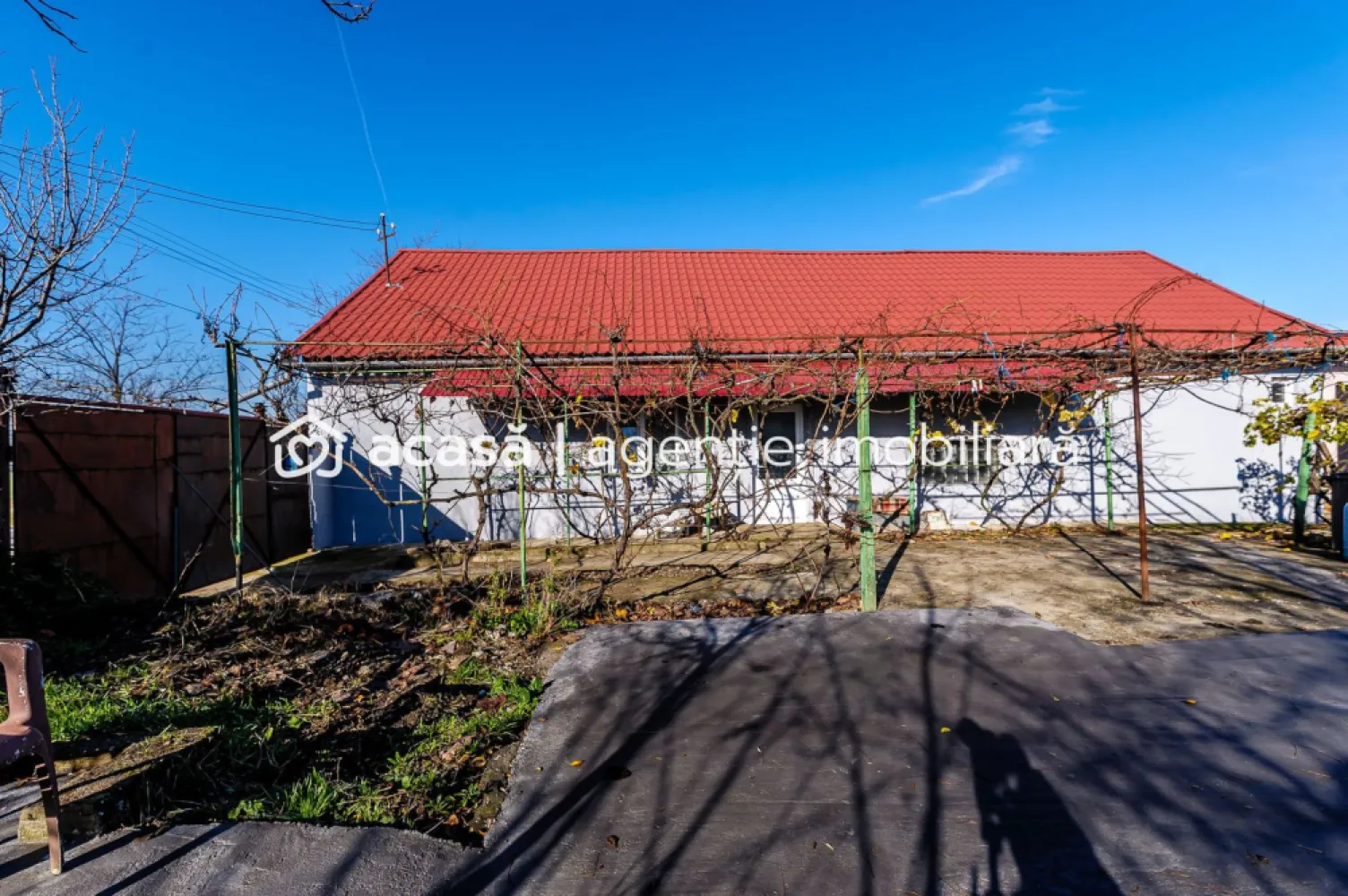 🌟 Oportunitate Unică de Vânzare în Variasu Mare! 🌟 - Descoperiți această gospodărie, perfectă pentru o familie care își dorește confort și liniște! Comision 0% la cumpărător. Acum la preț repoziționat de 49.900 euro. 🏡 Detalii Proprietate: Tip: Casă de tip gospodărie Camere: 4 Suprafață teren: 736 mp An consolidare plus mărire: 2015 Această casă oferă un spațiu generos, ideal pentru a crea amintiri de neuitat alături de cei dragi. Terenul de 736 mp vă oferă oportunitatea de a vă bucura de natură, de a amenaja o grădină sau de a crea un loc de joacă pentru copii. Încălzirea se realizează cu centrală proprie pe lemne și calorifere. 🌳 Beneficii: Locație liniștită, perfectă pentru un trai plăcut. Aproape de facilități și transport Renovarea este realizată aproximativ 80-90%, dar casa se află în stadiul gata de mutat! Nu ratați ocazia de a transforma această casă în căminul visurilor dumneavoastră! Contactați-mă pentru mai multe detalii și pentru a programa o vizionare la 0724694458 Dorel Vereș consultant imobiliar Acasă Arad.. Nu dispui de toată suma? Te ajutăm noi gratuit! Îți obținem oferte de la 16 bănci. Ai o proprietate de vânzare în Arad și vrei să știi cât valorează cu adevărat? Sună-mă pentru o evaluare gratuită, fără obligații. Birou: ACASĂ | Agenție imobiliară Arad Bulevardul Decebal 2, Arad 310133 ✨ "Acasă este locul unde începe povestea noastră." ✨ Vă așteptăm cu drag! }}