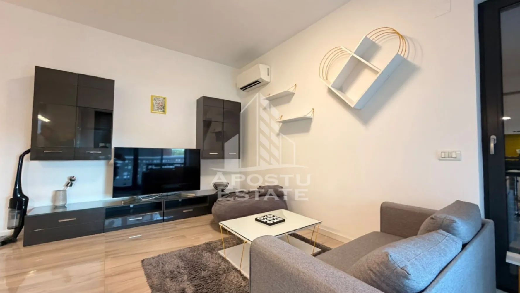 Apartament cu 2 camere de închiriat, Giroc, Future Residence - Agentia imobiliara APOSTU ESTATE va propune spre inchiriere un apartament cu 2 camere, spatios si luminos, situat in Giroc, o zona linistita si bine pozitionata fata de Timisoara, potrivit pentru cupluri,familii, sau studenti care isi doresc o locuinta unde sa se simta confortabil si cu acces facil catre scoli, statii de autobuz, supermarketuri , magazine de zona, parcuri.

Suprafata utila: 57 mp
Compartimentare eficienta:
-Hol de acces generos
-Bucatarie complet mobilata si utilata, cu loc de luat masa
-Living luminos si spatios
-Dormitor mobilat si utilat
-Baie prevazuta cu cada si geam pentru ventilatie naturala

Confort si facilitati:
-Incalzirea apartamentului: centrala proprie 
-Apartamentul este complet mobilat si utilat
-Doua locuri de parcare 

Localizare:
-Timis, Giroc– acces facil spre magazine, supermarketul Lidl, scoli, parcuri si mijloace de transport in comun.

Ideal pentru:
-Familii
-Cupluri
-Studenti

Disponibilitate: imediata
Pret chirie lunara: 450 Euro
Programeaza o vizionare pentru a-ti putea imagina viitorul aici!
ID intern:CP2025750