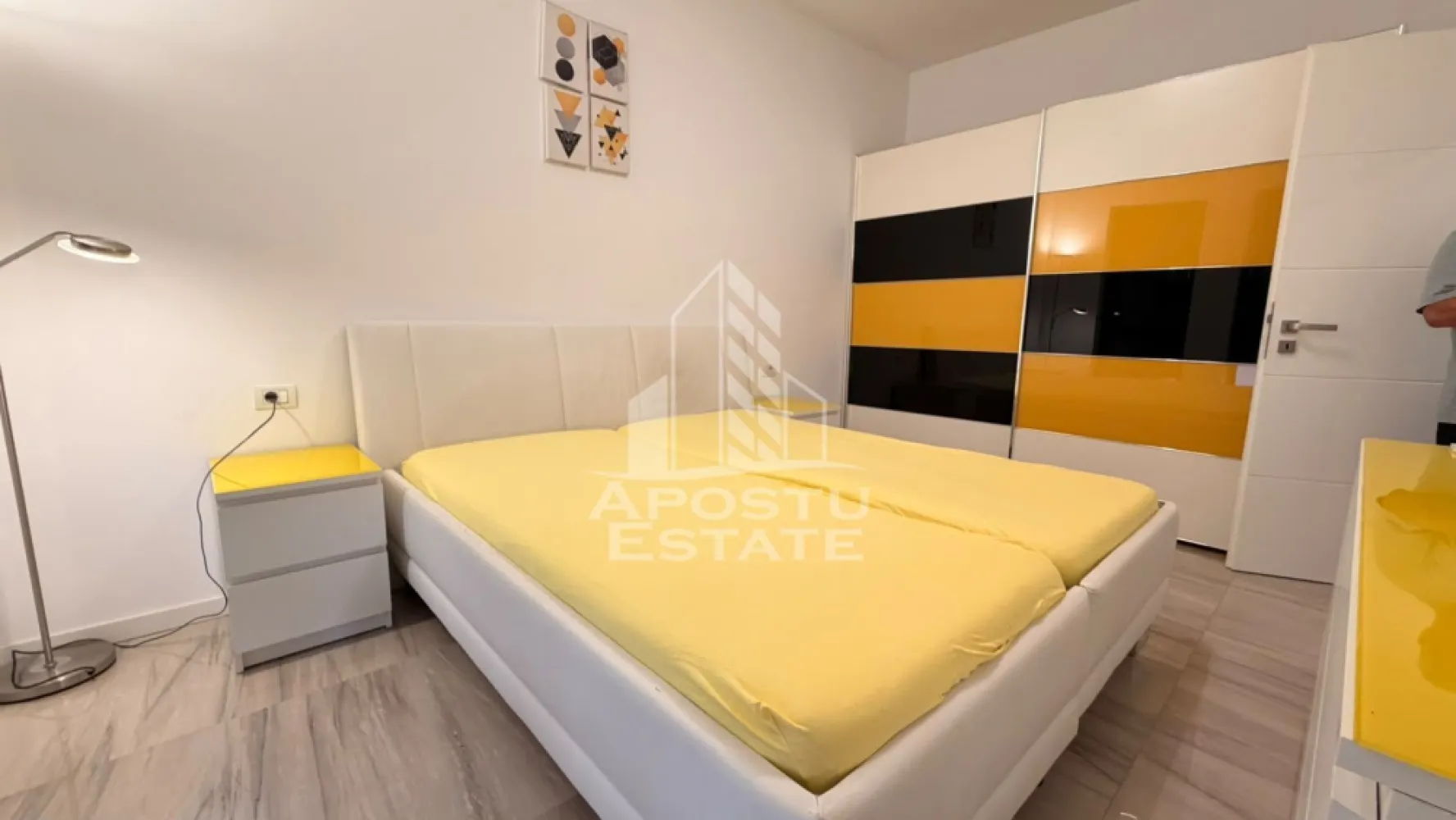 Apartament cu 2 camere de închiriat, Giroc, Future Residence - Agentia imobiliara APOSTU ESTATE va propune spre inchiriere un apartament cu 2 camere, spatios si luminos, situat in Giroc, o zona linistita si bine pozitionata fata de Timisoara, potrivit pentru cupluri,familii, sau studenti care isi doresc o locuinta unde sa se simta confortabil si cu acces facil catre scoli, statii de autobuz, supermarketuri , magazine de zona, parcuri.

Suprafata utila: 57 mp
Compartimentare eficienta:
-Hol de acces generos
-Bucatarie complet mobilata si utilata, cu loc de luat masa
-Living luminos si spatios
-Dormitor mobilat si utilat
-Baie prevazuta cu cada si geam pentru ventilatie naturala

Confort si facilitati:
-Incalzirea apartamentului: centrala proprie 
-Apartamentul este complet mobilat si utilat
-Doua locuri de parcare 

Localizare:
-Timis, Giroc– acces facil spre magazine, supermarketul Lidl, scoli, parcuri si mijloace de transport in comun.

Ideal pentru:
-Familii
-Cupluri
-Studenti

Disponibilitate: imediata
Pret chirie lunara: 450 Euro
Programeaza o vizionare pentru a-ti putea imagina viitorul aici!
ID intern:CP2025750