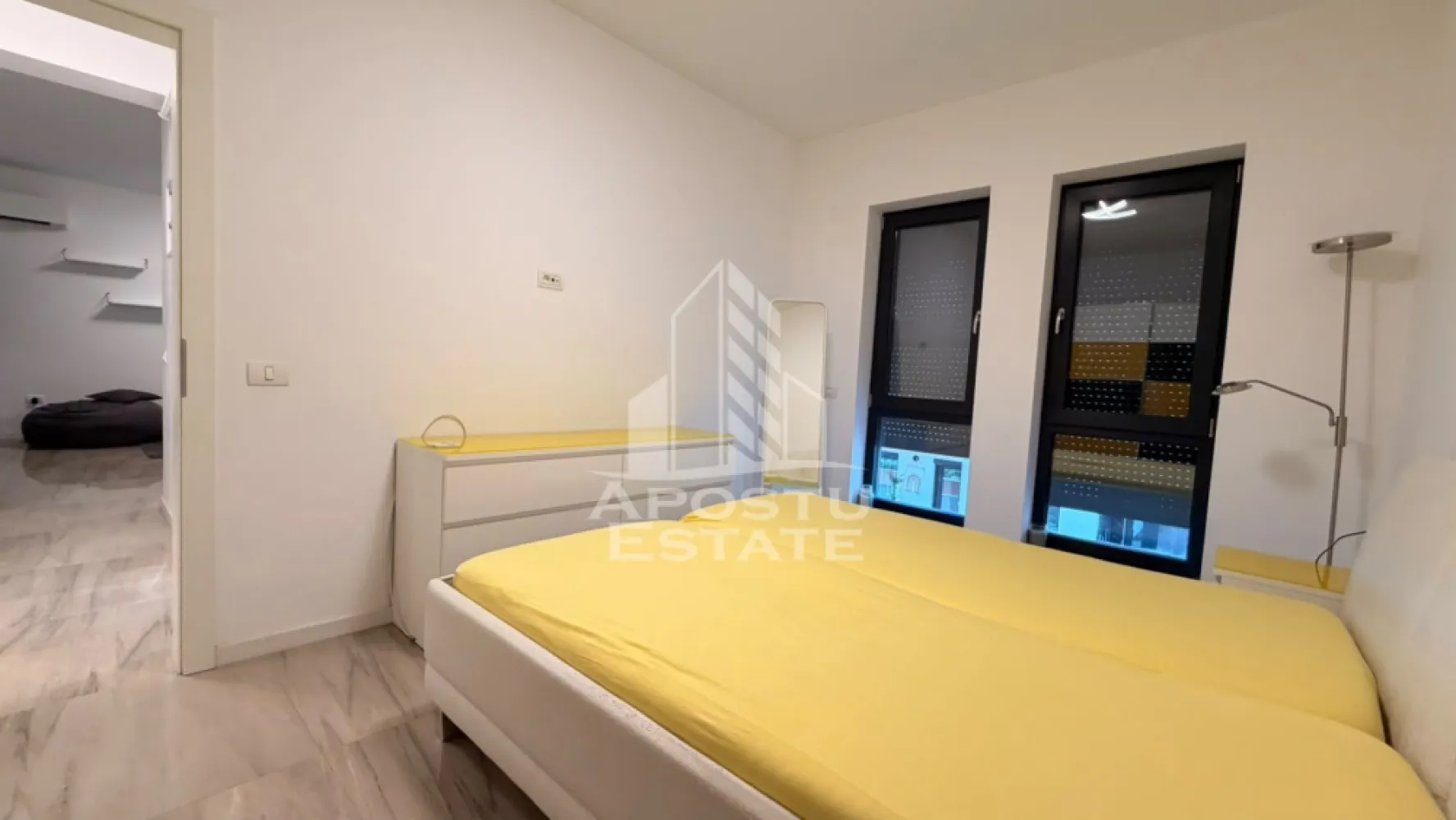 Apartament cu 2 camere de închiriat, Giroc, Future Residence - Agentia imobiliara APOSTU ESTATE va propune spre inchiriere un apartament cu 2 camere, spatios si luminos, situat in Giroc, o zona linistita si bine pozitionata fata de Timisoara, potrivit pentru cupluri,familii, sau studenti care isi doresc o locuinta unde sa se simta confortabil si cu acces facil catre scoli, statii de autobuz, supermarketuri , magazine de zona, parcuri.

Suprafata utila: 57 mp
Compartimentare eficienta:
-Hol de acces generos
-Bucatarie complet mobilata si utilata, cu loc de luat masa
-Living luminos si spatios
-Dormitor mobilat si utilat
-Baie prevazuta cu cada si geam pentru ventilatie naturala

Confort si facilitati:
-Incalzirea apartamentului: centrala proprie 
-Apartamentul este complet mobilat si utilat
-Doua locuri de parcare 

Localizare:
-Timis, Giroc– acces facil spre magazine, supermarketul Lidl, scoli, parcuri si mijloace de transport in comun.

Ideal pentru:
-Familii
-Cupluri
-Studenti

Disponibilitate: imediata
Pret chirie lunara: 450 Euro
Programeaza o vizionare pentru a-ti putea imagina viitorul aici!
ID intern:CP2025750