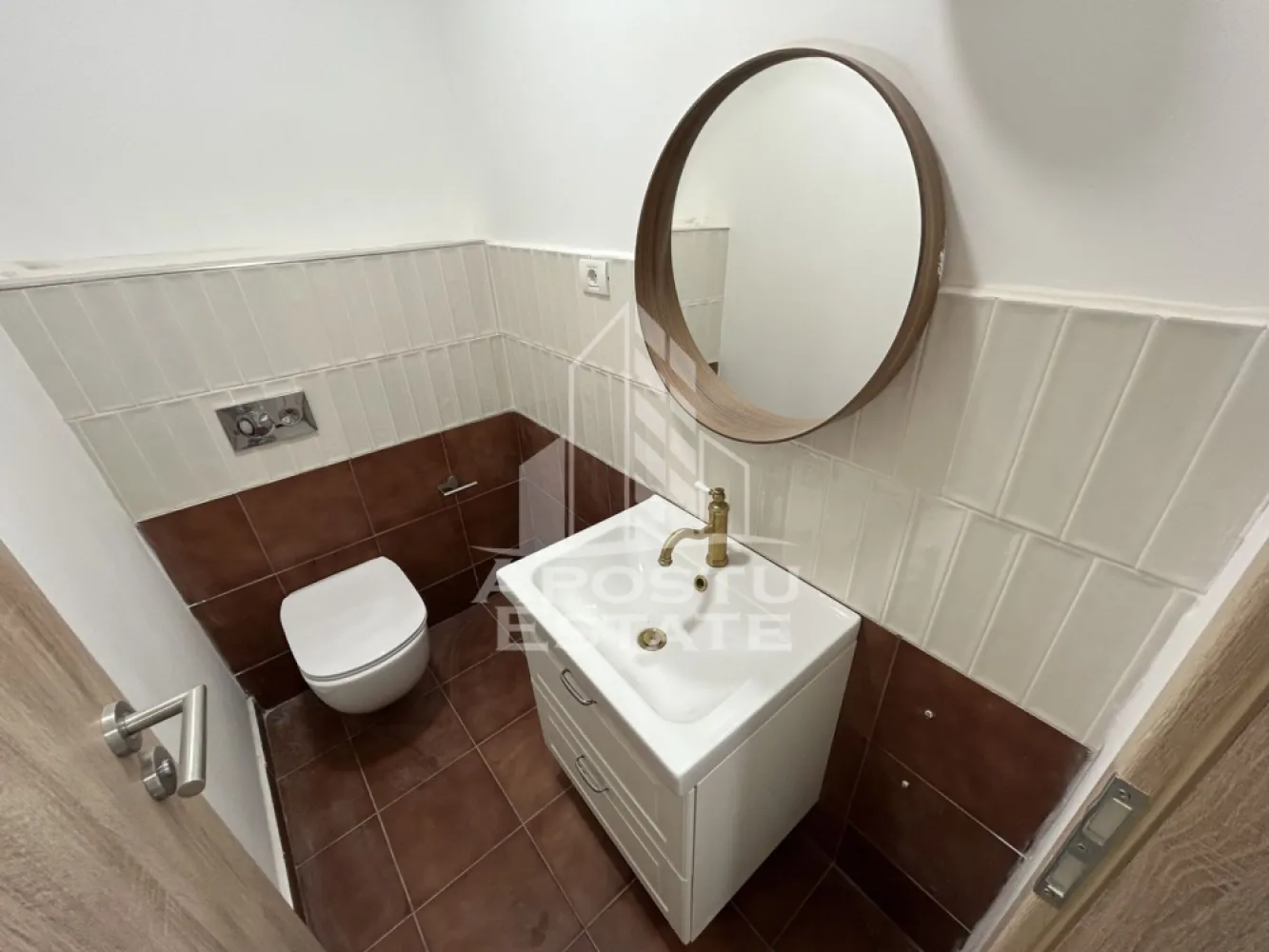 Spatiu birouri, SAD, 37 mp, Zona Ultracentrala Piata Unirii - Agentia imobiliara APOSTU ESTATE va ofera spre inchiriere spatiu pentru birouri,SAD, de 37 mp, langa Piata Unirii Timisoara.

Spatiu este amplasat la etajul 1 al unei cladiri istorice renovate complet, are suprafata totala de 37 mp si este compartimentat in 3 incaperi, 1 grup sanitar si chicineta ( conform plan atasat).
Confortul termic este asigurat de centrala proprie pe gaz si aparate de climatizare.
Contorizarea utilitatilor este separata.|
La inchirierea spatiului se achita doua luni de chirie ca si garantie.

Pentru mai multe detalii sau pentru stabilirea unei vizionari nu ezitati sa ne contactati.
CP3216415