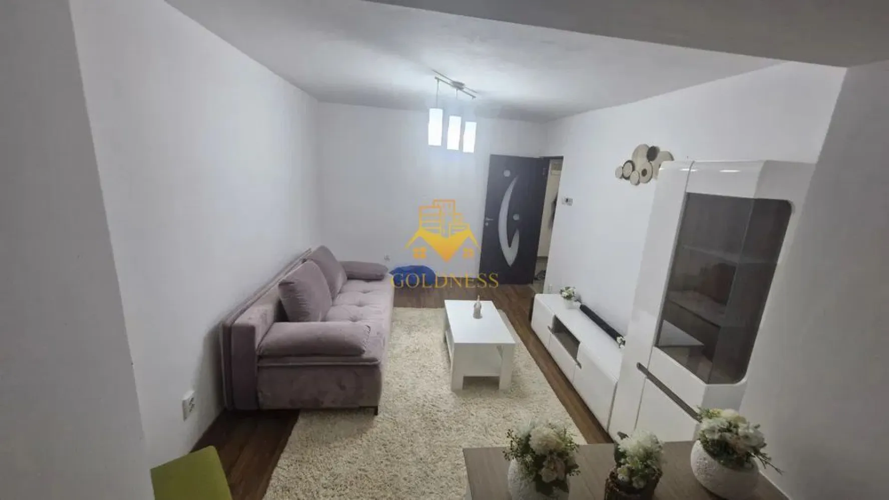 2 camere decomandate, parcare, Manastur, Calea Floresti, Mol, Profi - GOLDNESS Imobiliare vă propune spre închiriere un apartament cu 2 camere complet mobilat și utilat, la etajul 6 într-un imobil de 8 etaje, în Cartierul Manastur . Dispune de loc de parcare! Se află în apropierea stațiilor de transport în comun, magazine, restaurante, spații verzi, farmacii, etc. Apartamentul este compartimentat astfel: - dormitor cu pat matrimonial, dressing, noptiere - dormitor cu canapea extensibila, comoda - bucatarie complet utilată și mobilată, loc de servit masa - baie cu cada, calorifer port prosop și dulap pentru depozitare. - balcon de 3 mp. Imobilul este dotat cu toate cele necesare- centrală proprie, frigider, aragaz, hotă, mașină de spălat haine, etc. Dacă sunteți interesați de acest apartament și doriți să îl vizionați, dar și pentru alte oferte nu ezitați să ne contactați telefonic sau prin e-mail. Vă stăm la dispoziție! Pentru intermediere se percepe un comision de 50% din prețul chiriei! }}
