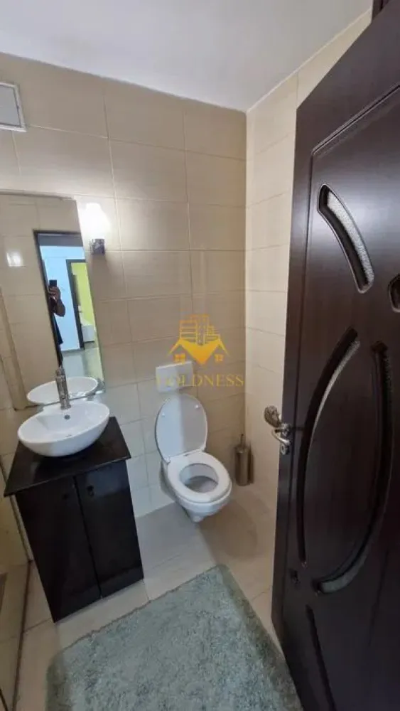 2 camere decomandate, parcare, Manastur, Calea Floresti, Mol, Profi - GOLDNESS Imobiliare vă propune spre închiriere un apartament cu 2 camere complet mobilat și utilat, la etajul 6 într-un imobil de 8 etaje, în Cartierul Manastur . Dispune de loc de parcare! Se află în apropierea stațiilor de transport în comun, magazine, restaurante, spații verzi, farmacii, etc. Apartamentul este compartimentat astfel: - dormitor cu pat matrimonial, dressing, noptiere - dormitor cu canapea extensibila, comoda - bucatarie complet utilată și mobilată, loc de servit masa - baie cu cada, calorifer port prosop și dulap pentru depozitare. - balcon de 3 mp. Imobilul este dotat cu toate cele necesare- centrală proprie, frigider, aragaz, hotă, mașină de spălat haine, etc. Dacă sunteți interesați de acest apartament și doriți să îl vizionați, dar și pentru alte oferte nu ezitați să ne contactați telefonic sau prin e-mail. Vă stăm la dispoziție! Pentru intermediere se percepe un comision de 50% din prețul chiriei! }}