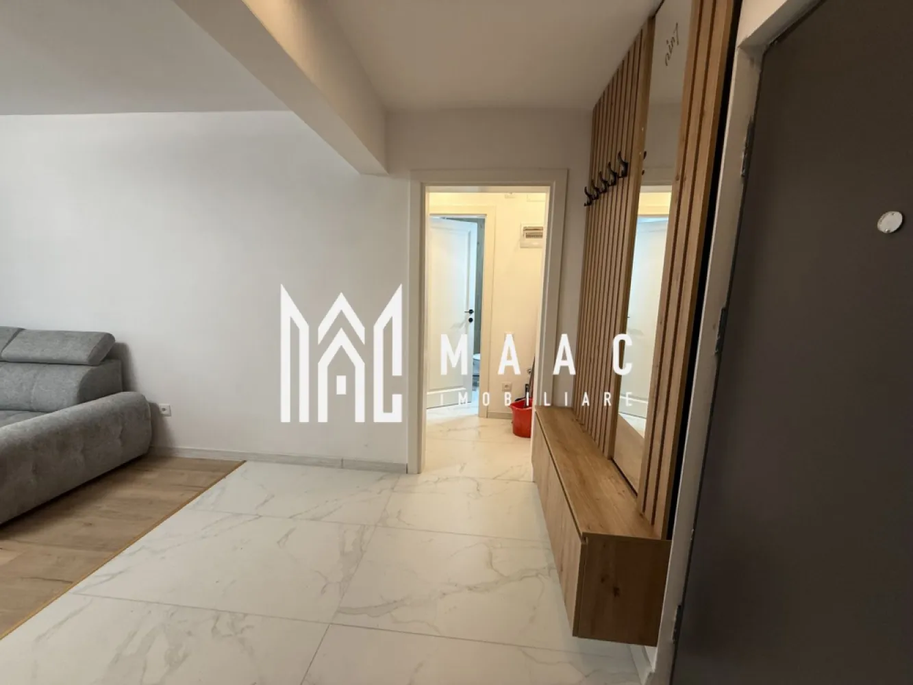 Apartament 2 camere | Etaj 1 | Bloc cu lift | Lazaret - MAAC Imobiliare vă propune spre inchiriere un apartament dintr-un proiect rezidențial modern, situat în zona Lazaret, ideal pentru locuit sau investiție. Fotografiile sunt cu titlu informativ și au rolul de a evidenția compartimentarea apartamentului, întrucât mobilierul este în curs de realizare, fiind deja comandat și urmând să fie montat în perioada imediat următoare. Caracteristici: Suprafață utilă: 42 mp Situat etajul 1 Bloc cu regim de înălțime P+4 etaje Imobil izolat termic Dotat cu lift Încălzire prin calorifere, cu centrală termică proprie Toate instalațiile electrice și sanitare sunt noi Compartimentare: Hol de intrare Zonă de bucătărie open space cu living, spațiu luminos și modern Hol secundar Baie dotată cu cabină de duș Dormitor matrimonial bine delimitat La închiriere se solicită plata unei luni de chirie în avans, precum și o garanție echivalentă cu o lună de chirie. Avantaje: Apartament nou, gata de mutare Finisaje moderne și materiale de calitate Ideal atât pentru locuință personală, cât și pentru investiție. Pentru mai multe detalii precizati telefonic ca ati vazut anuntul cu ID: CP3013396 }}