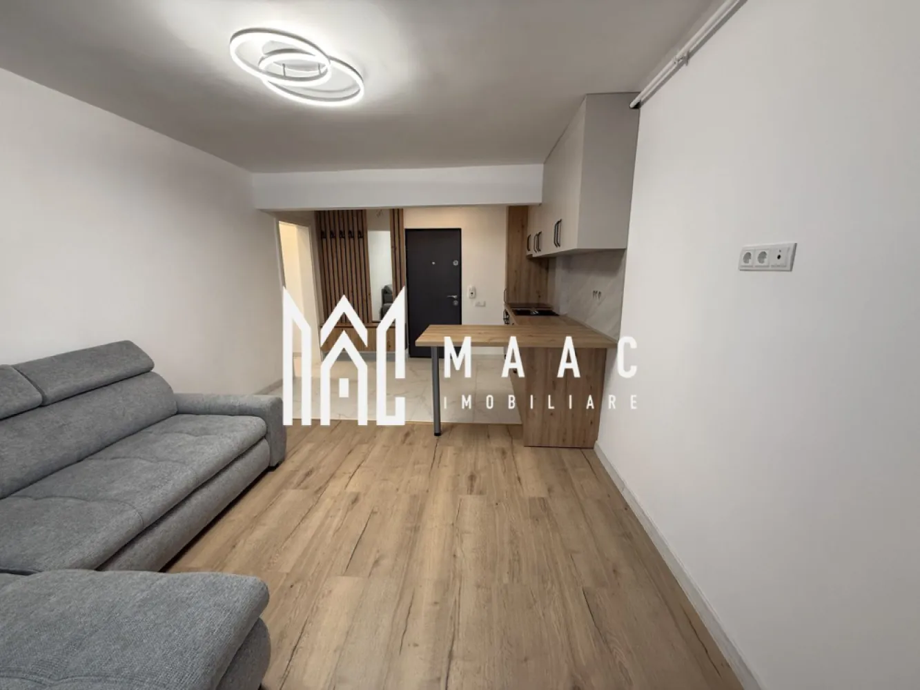 Apartament 2 camere | Etaj 1 | Bloc cu lift | Lazaret - MAAC Imobiliare vă propune spre inchiriere un apartament dintr-un proiect rezidențial modern, situat în zona Lazaret, ideal pentru locuit sau investiție. Fotografiile sunt cu titlu informativ și au rolul de a evidenția compartimentarea apartamentului, întrucât mobilierul este în curs de realizare, fiind deja comandat și urmând să fie montat în perioada imediat următoare. Caracteristici: Suprafață utilă: 42 mp Situat etajul 1 Bloc cu regim de înălțime P+4 etaje Imobil izolat termic Dotat cu lift Încălzire prin calorifere, cu centrală termică proprie Toate instalațiile electrice și sanitare sunt noi Compartimentare: Hol de intrare Zonă de bucătărie open space cu living, spațiu luminos și modern Hol secundar Baie dotată cu cabină de duș Dormitor matrimonial bine delimitat La închiriere se solicită plata unei luni de chirie în avans, precum și o garanție echivalentă cu o lună de chirie. Avantaje: Apartament nou, gata de mutare Finisaje moderne și materiale de calitate Ideal atât pentru locuință personală, cât și pentru investiție. Pentru mai multe detalii precizati telefonic ca ati vazut anuntul cu ID: CP3013396 }}