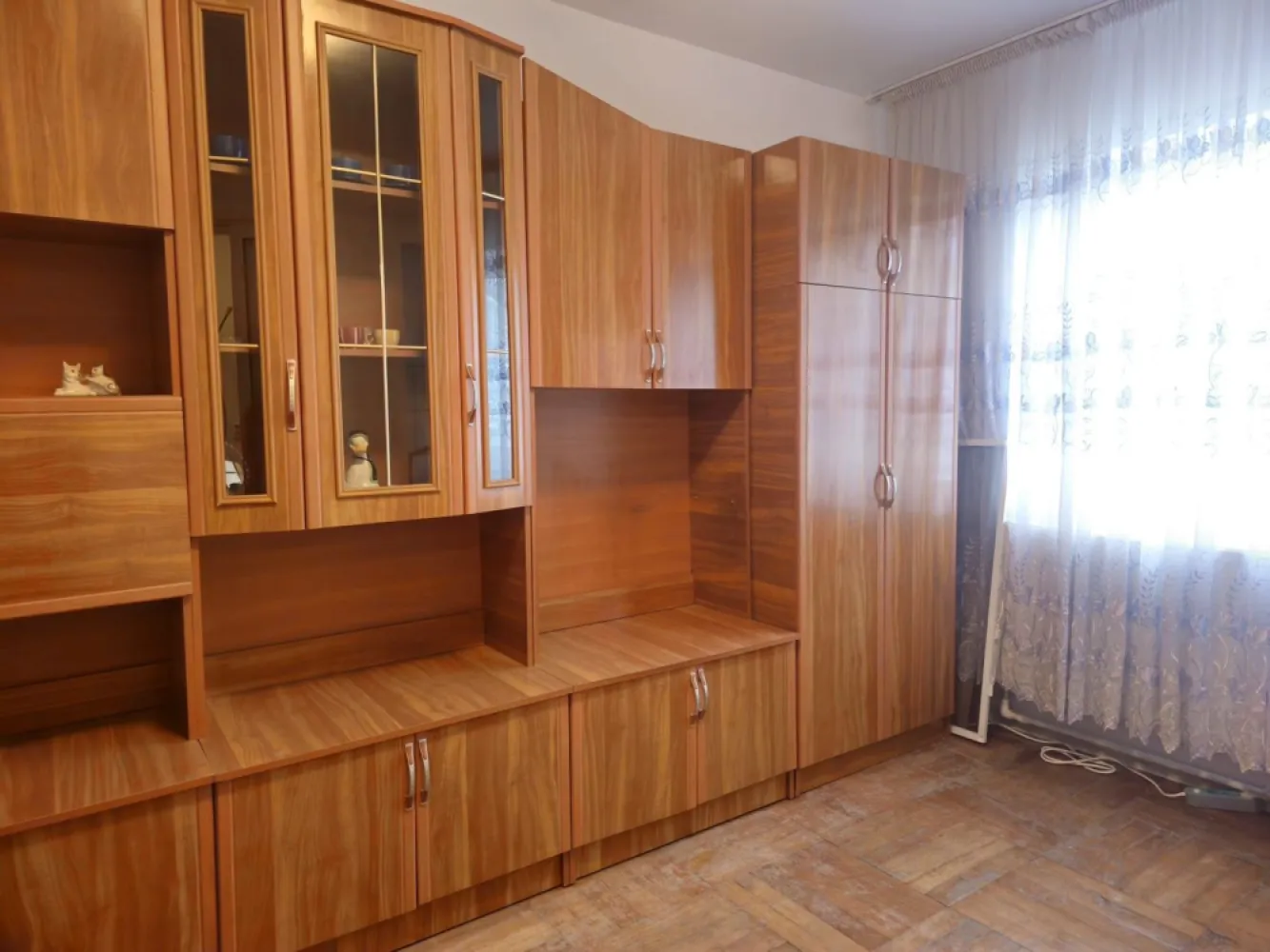 De inchiriat - garsoniera Micro 38, N-uri, 220 euro - Mag Invest va propune spre inchiriere un apartament cu 1 camera, situat in cartierul Micro 38, la etajul 3, ideal pentru o persoana sau un cuplu. Locuinta are o suprafata de aproximativ 20 mp si este compartimentata in hol, baie, camera si bucatarie. Apartamentul se inchiriaza mobilat si utilat, fiind dotat cu: centrala termica proprie frigider aragaz masina de spalat Este o locuinta practica, potrivita pentru persoanele care isi doresc un spatiu compact, cu toate facilitatile necesare. Pret chirie: 1000 lei/luna Se solicita garantie la semnarea contractului. Conditii de inchiriere: perioada contractuala minima: 6 luni nu se accepta animale de companie de preferat chiriasi nefumatori La semnarea contractului se percepe comision de intermediere. Pentru detalii si programari la vizionare: Liliana Ene – Mag Invest Telefon: 0746.252.252 }}