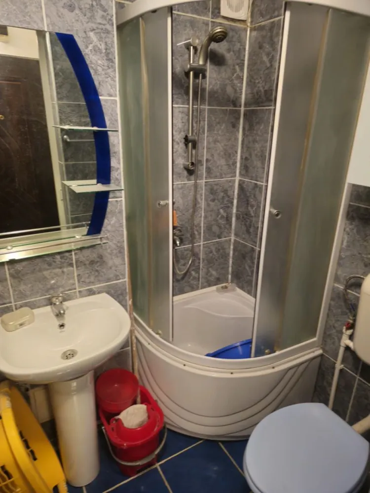 De inchiriat - garsoniera Micro 38, N-uri, 220 euro - Mag Invest va propune spre inchiriere un apartament cu 1 camera, situat in cartierul Micro 38, la etajul 3, ideal pentru o persoana sau un cuplu. Locuinta are o suprafata de aproximativ 20 mp si este compartimentata in hol, baie, camera si bucatarie. Apartamentul se inchiriaza mobilat si utilat, fiind dotat cu: centrala termica proprie frigider aragaz masina de spalat Este o locuinta practica, potrivita pentru persoanele care isi doresc un spatiu compact, cu toate facilitatile necesare. Pret chirie: 1000 lei/luna Se solicita garantie la semnarea contractului. Conditii de inchiriere: perioada contractuala minima: 6 luni nu se accepta animale de companie de preferat chiriasi nefumatori La semnarea contractului se percepe comision de intermediere. Pentru detalii si programari la vizionare: Liliana Ene – Mag Invest Telefon: 0746.252.252 }}