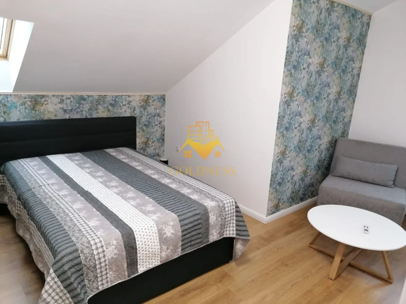 2 camere, Cartierul Europa, Eugen Ionesco, Calea Turzii, Profi - GOLDNESS Imobiliare vă propune spre închiriere un apartament cu 2 camere complet mobilat și utilat, la Mansarda într-o vila compusă din D+P+1+M, în cartierul Europa. Dispune de loc de parcare! Se află în apropierea stațiilor de transport în comun, magazine, restaurante, spații verzi, farmacii, etc. Apartamentul este compartimentat astfel: - dormitor cu pat matrimonial, dressing, noptiere - living cu canapea extensibilă - bucătărie complet utilată și mobilată, loc de servit masa - baie cu dus walkin, calorifer port prosop și dulap pentru depozitare. - terasa de 20mp. Imobilul este dotat cu toate cele necesare- centrală imobil cu contor separat, frigider, aragaz, hotă, mașină de spălat haine, etc. Dacă sunteți interesați de acest apartament și doriți să îl vizionați, dar și pentru alte oferte nu ezitați să ne contactați telefonic sau prin e-mail. Vă stăm la dispoziție! Pentru intermediere se percepe un comision de 50% din prețul chiriei! }}
