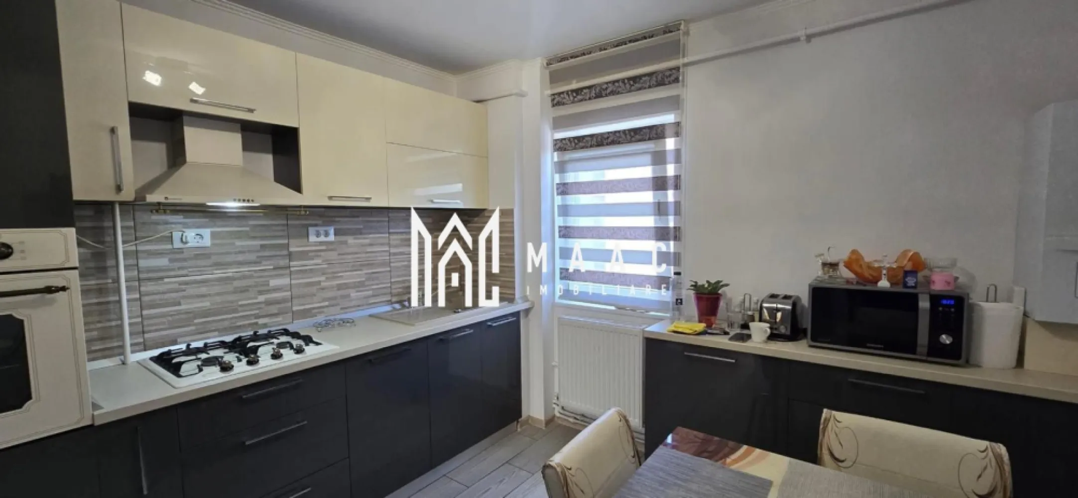 Apartament 3 camere | Nord | Ultra modern | - Apartament 3 camere – Ultra Modern, Strada Republicii, 72 mp, complet renovat, mobilat și utilat MAAC Imobiliare vă propune spre vânzare un apartament ultra modern cu 3 camere, situat pe strada Republicii, într-un bloc de tip R, construit în anii ’90, cunoscut pentru structura solidă și compartimentarea eficientă. Suprafață utilă: 72 mp Etaj: 3 / 4 Locuința impresionează printr-un design contemporan, spațios și luminos, cu vedere panoramică asupra zonei. A fost renovat complet recent, utilizând finisaje premium și mobilier modern, iar vânzarea se face mobilat și utilat complet, exact ca în fotografii – pregătită pentru mutare imediată! Compartimentare: * Living generos, amenajat modern * 2 dormitoare spațioase și luminoase * Bucătărie complet utilată, cu mobilier și electrocasnice moderne * 2 băi elegante * Balcon principal cu vedere deschisă * Balcon suplimentar pe scara de serviciu Dotări și beneficii: * Centrala termică proprie * Finisaje de înaltă calitate * Design interior ultra modern * Boxă proprie pentru depozitare * Bloc din anii ’90, solid și bine întreținut * Zonă liniștită și sigură Localizare: * Strada Republicii, într-o zonă liniștită și accesibilă * În apropiere de școli, magazine, instituții publice și alte facilități importante Un apartament ultra modern, elegant și complet echipat, ideal pentru familii sau persoane care își doresc confort, rafinament și o locație excelentă. Pentru mai multe detalii sau pentru programarea unei vizionări, contactați MAAC Imobiliare. id : CP 2810995 - SP }}