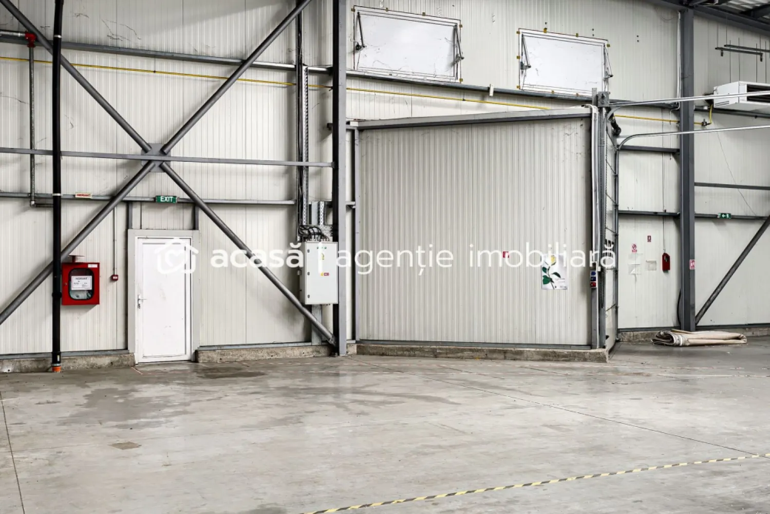 Hală industrială 500 eur/mp în Arad langă Autostrada A1 - Vă oferim spre vânzare Hală industrială situată strategic în Zona Industrială Sud Arad, aproape de intrarea pe Autostrada A1. Hala este potrivită pentru activități de depozitare, logistică și producție. Detalii proprietate: Suprafață hală: 727 mp Suprafață auxiliară: 86 mp (birouri, vestiare, sală de mese, grupuri sanitare) Suprafață teren: 1.194 mp Parcare securizată: 5 locuri pentru TIR și autoturisme Înălțime la coamă: 7,65 m Înălțime utilă: 6,5 m Stâlpi de rezistență: 5,7 m și 12,7 m distanță între ei Acces TIR: doc de încărcare/descărcare acoperit, la 1,2 m Lățime acces marfă: 3 m Rampe de acces: 1 poartă industrială Utilitati: apa, canalizare, gaz, curent electric. Pentru vizionare și detalii suplimentare: 0721356746 Florin Moș }}
