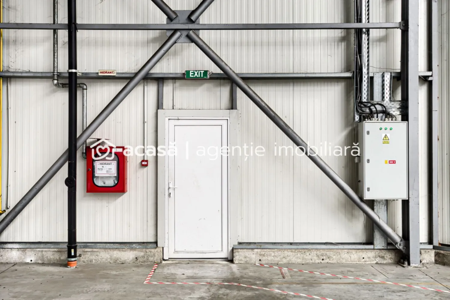 Hală industrială 500 eur/mp în Arad langă Autostrada A1 - Vă oferim spre vânzare Hală industrială situată strategic în Zona Industrială Sud Arad, aproape de intrarea pe Autostrada A1. Hala este potrivită pentru activități de depozitare, logistică și producție. Detalii proprietate: Suprafață hală: 727 mp Suprafață auxiliară: 86 mp (birouri, vestiare, sală de mese, grupuri sanitare) Suprafață teren: 1.194 mp Parcare securizată: 5 locuri pentru TIR și autoturisme Înălțime la coamă: 7,65 m Înălțime utilă: 6,5 m Stâlpi de rezistență: 5,7 m și 12,7 m distanță între ei Acces TIR: doc de încărcare/descărcare acoperit, la 1,2 m Lățime acces marfă: 3 m Rampe de acces: 1 poartă industrială Utilitati: apa, canalizare, gaz, curent electric. Pentru vizionare și detalii suplimentare: 0721356746 Florin Moș }}