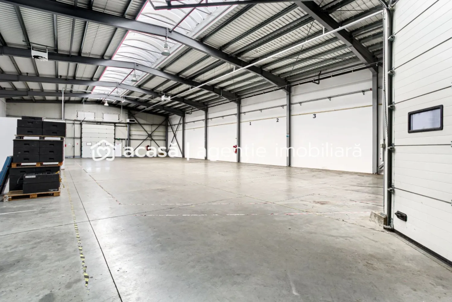 Hală industrială 500 eur/mp în Arad langă Autostrada A1 - Vă oferim spre vânzare Hală industrială situată strategic în Zona Industrială Sud Arad, aproape de intrarea pe Autostrada A1. Hala este potrivită pentru activități de depozitare, logistică și producție. Detalii proprietate: Suprafață hală: 727 mp Suprafață auxiliară: 86 mp (birouri, vestiare, sală de mese, grupuri sanitare) Suprafață teren: 1.194 mp Parcare securizată: 5 locuri pentru TIR și autoturisme Înălțime la coamă: 7,65 m Înălțime utilă: 6,5 m Stâlpi de rezistență: 5,7 m și 12,7 m distanță între ei Acces TIR: doc de încărcare/descărcare acoperit, la 1,2 m Lățime acces marfă: 3 m Rampe de acces: 1 poartă industrială Utilitati: apa, canalizare, gaz, curent electric. Pentru vizionare și detalii suplimentare: 0721356746 Florin Moș }}