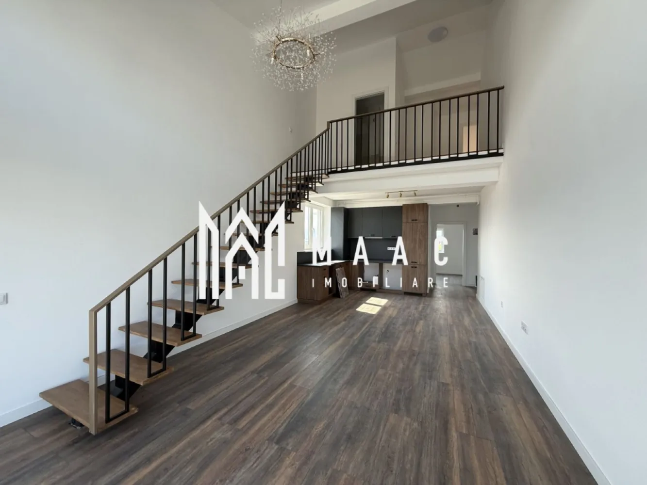 Penthouse | 4 camere | Locuință modernă | La cheie | Modern - MAAC Imobiliare vă oferă spre vânzare un penthouse exclusivist cu 4 camere.

Caracteristici:
Suprafață utilă totala: 102 mp.
Balcon: 7.42 mp.
Etaj: 2 din 2.
Orientare sudică, cu lumină naturală pe tot parcursul zilei.

Compartimentare și spații interioare:
Living cu înălțime de 5,6 m.
Bucătărie integrată armonios în zona de zi.
Două dormitoare bine proporționate.
Dressing dedicat.
Două băi, dintre care una cu geam pentru aerisire naturală.

Dotări și finisaje:
Încălzire în pardoseală.
Jaluzele electrice.
Terasa este prevăzută cu sticlă securizată și sistem de captare a apelor pluviale.
Izolație cu vată bazaltică.
Casa scării finisată cu granit.
Predare la stadiul finisat la alb cu posibilitate de predare la cheie.
Loc de parcare inclus.

Avantaje și priveliște:
Multă lumină naturală și vedere spectaculoasă către munți.

Avantaje ale ansamblului rezidențial:
Ocupare teritorială eficientă, cu aproximativ 45% spații verzi.
Fațade finisate cu larice siberian și piatră naturală.
Locuri de joacă amenajate.
Acces facil, fără ambuteiaje rutiere, cu patru căi de acces către ansamblu.

Achiziție
Locuința poate fi achiziționată atât din surse proprii, cât și prin credit bancar.

Pentru mai multe detalii precizati telefonic ca ati vazut anuntul cu ID: CP3013498