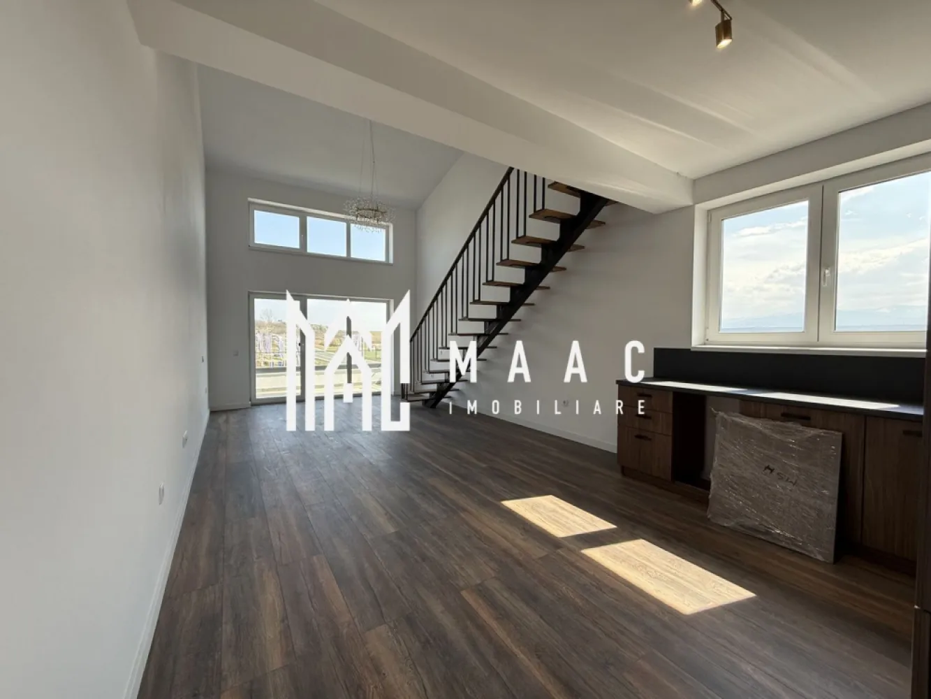 Penthouse | 4 camere | Locuință modernă | La cheie | Modern - MAAC Imobiliare vă oferă spre vânzare un penthouse exclusivist cu 4 camere.

Caracteristici:
Suprafață utilă totala: 102 mp.
Balcon: 7.42 mp.
Etaj: 2 din 2.
Orientare sudică, cu lumină naturală pe tot parcursul zilei.

Compartimentare și spații interioare:
Living cu înălțime de 5,6 m.
Bucătărie integrată armonios în zona de zi.
Două dormitoare bine proporționate.
Dressing dedicat.
Două băi, dintre care una cu geam pentru aerisire naturală.

Dotări și finisaje:
Încălzire în pardoseală.
Jaluzele electrice.
Terasa este prevăzută cu sticlă securizată și sistem de captare a apelor pluviale.
Izolație cu vată bazaltică.
Casa scării finisată cu granit.
Predare la stadiul finisat la alb cu posibilitate de predare la cheie.
Loc de parcare inclus.

Avantaje și priveliște:
Multă lumină naturală și vedere spectaculoasă către munți.

Avantaje ale ansamblului rezidențial:
Ocupare teritorială eficientă, cu aproximativ 45% spații verzi.
Fațade finisate cu larice siberian și piatră naturală.
Locuri de joacă amenajate.
Acces facil, fără ambuteiaje rutiere, cu patru căi de acces către ansamblu.

Achiziție
Locuința poate fi achiziționată atât din surse proprii, cât și prin credit bancar.

Pentru mai multe detalii precizati telefonic ca ati vazut anuntul cu ID: CP3013498