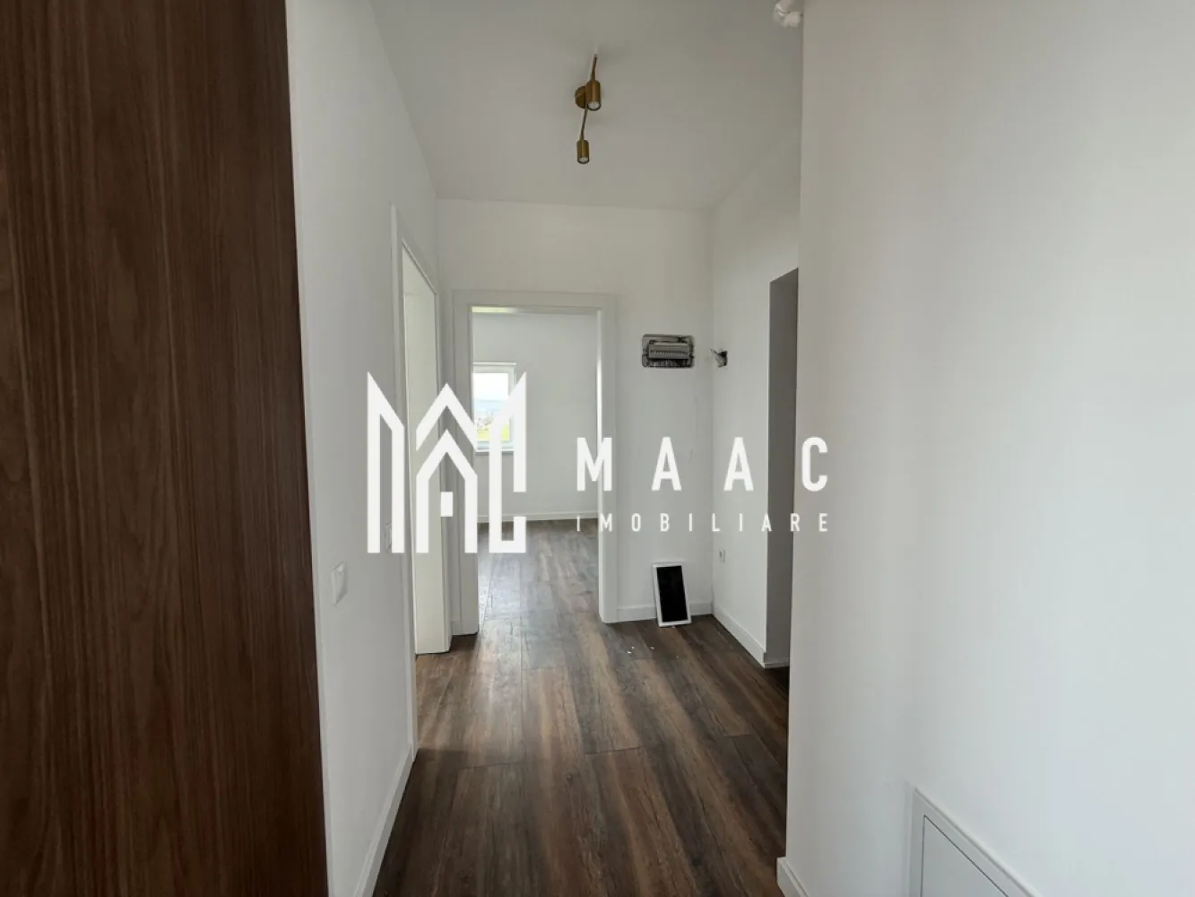 Penthouse | 4 camere | Locuință modernă | La cheie | Modern - MAAC Imobiliare vă oferă spre vânzare un penthouse exclusivist cu 4 camere.

Caracteristici:
Suprafață utilă totala: 102 mp.
Balcon: 7.42 mp.
Etaj: 2 din 2.
Orientare sudică, cu lumină naturală pe tot parcursul zilei.

Compartimentare și spații interioare:
Living cu înălțime de 5,6 m.
Bucătărie integrată armonios în zona de zi.
Două dormitoare bine proporționate.
Dressing dedicat.
Două băi, dintre care una cu geam pentru aerisire naturală.

Dotări și finisaje:
Încălzire în pardoseală.
Jaluzele electrice.
Terasa este prevăzută cu sticlă securizată și sistem de captare a apelor pluviale.
Izolație cu vată bazaltică.
Casa scării finisată cu granit.
Predare la stadiul finisat la alb cu posibilitate de predare la cheie.
Loc de parcare inclus.

Avantaje și priveliște:
Multă lumină naturală și vedere spectaculoasă către munți.

Avantaje ale ansamblului rezidențial:
Ocupare teritorială eficientă, cu aproximativ 45% spații verzi.
Fațade finisate cu larice siberian și piatră naturală.
Locuri de joacă amenajate.
Acces facil, fără ambuteiaje rutiere, cu patru căi de acces către ansamblu.

Achiziție
Locuința poate fi achiziționată atât din surse proprii, cât și prin credit bancar.

Pentru mai multe detalii precizati telefonic ca ati vazut anuntul cu ID: CP3013498