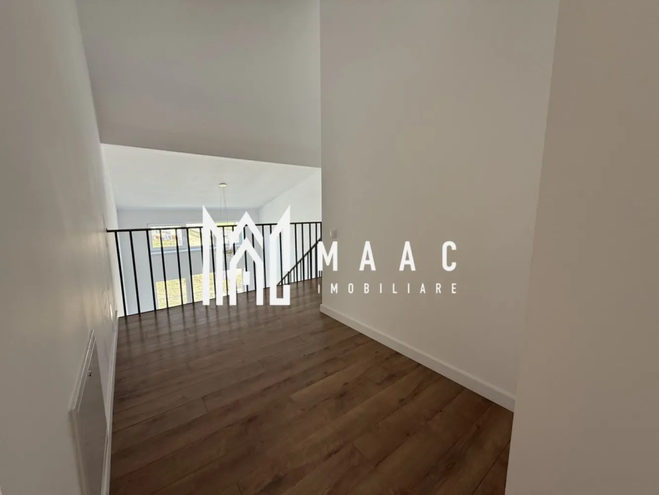 Penthouse | 4 camere | Locuință modernă | La cheie | Modern - MAAC Imobiliare vă oferă spre vânzare un penthouse exclusivist cu 4 camere.

Caracteristici:
Suprafață utilă totala: 102 mp.
Balcon: 7.42 mp.
Etaj: 2 din 2.
Orientare sudică, cu lumină naturală pe tot parcursul zilei.

Compartimentare și spații interioare:
Living cu înălțime de 5,6 m.
Bucătărie integrată armonios în zona de zi.
Două dormitoare bine proporționate.
Dressing dedicat.
Două băi, dintre care una cu geam pentru aerisire naturală.

Dotări și finisaje:
Încălzire în pardoseală.
Jaluzele electrice.
Terasa este prevăzută cu sticlă securizată și sistem de captare a apelor pluviale.
Izolație cu vată bazaltică.
Casa scării finisată cu granit.
Predare la stadiul finisat la alb cu posibilitate de predare la cheie.
Loc de parcare inclus.

Avantaje și priveliște:
Multă lumină naturală și vedere spectaculoasă către munți.

Avantaje ale ansamblului rezidențial:
Ocupare teritorială eficientă, cu aproximativ 45% spații verzi.
Fațade finisate cu larice siberian și piatră naturală.
Locuri de joacă amenajate.
Acces facil, fără ambuteiaje rutiere, cu patru căi de acces către ansamblu.

Achiziție
Locuința poate fi achiziționată atât din surse proprii, cât și prin credit bancar.

Pentru mai multe detalii precizati telefonic ca ati vazut anuntul cu ID: CP3013498
