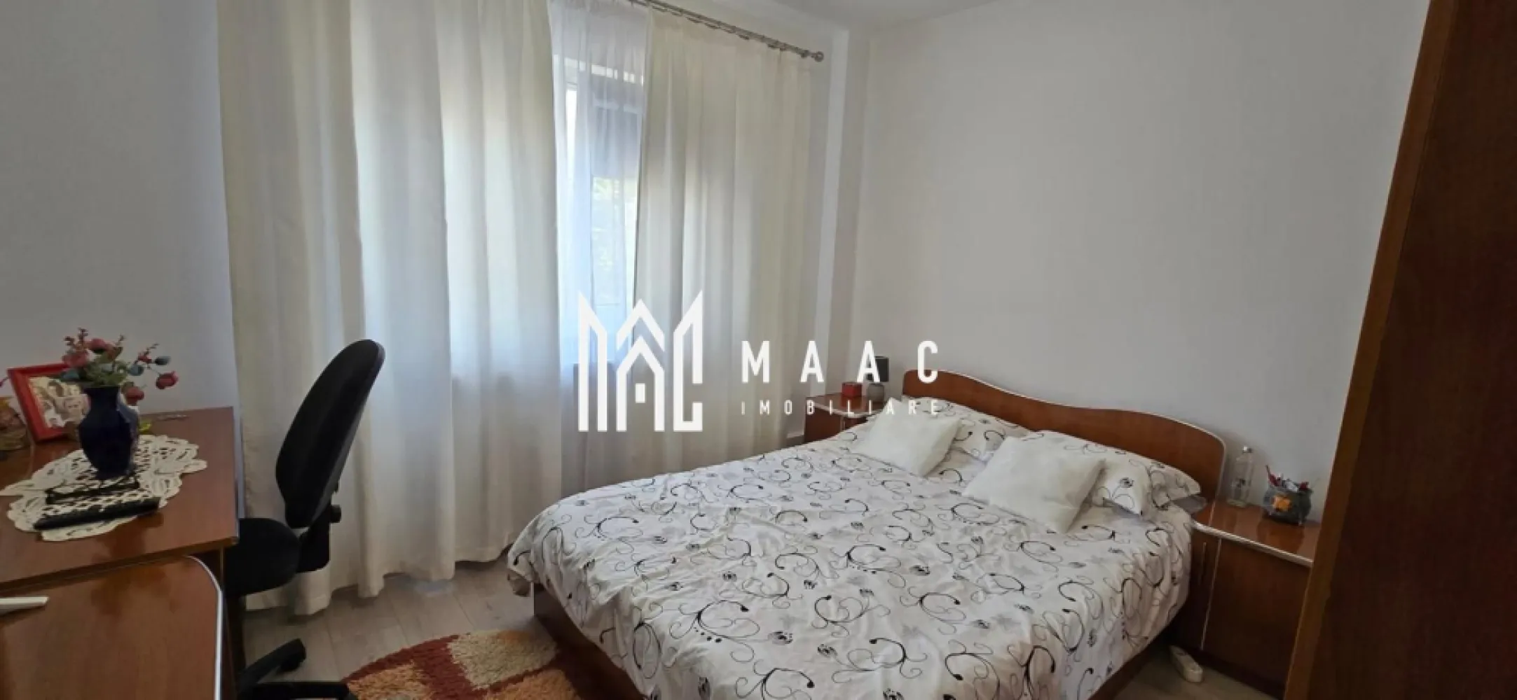 Apartament 3 camere | Nord | Ultra modern | - Apartament 3 camere – Ultra Modern, Strada Republicii, 72 mp, complet renovat, mobilat și utilat MAAC Imobiliare vă propune spre vânzare un apartament ultra modern cu 3 camere, situat pe strada Republicii, într-un bloc de tip R, construit în anii ’90, cunoscut pentru structura solidă și compartimentarea eficientă. Suprafață utilă: 72 mp Etaj: 3 / 4 Locuința impresionează printr-un design contemporan, spațios și luminos, cu vedere panoramică asupra zonei. A fost renovat complet recent, utilizând finisaje premium și mobilier modern, iar vânzarea se face mobilat și utilat complet, exact ca în fotografii – pregătită pentru mutare imediată! Compartimentare: * Living generos, amenajat modern * 2 dormitoare spațioase și luminoase * Bucătărie complet utilată, cu mobilier și electrocasnice moderne * 2 băi elegante * Balcon principal cu vedere deschisă * Balcon suplimentar pe scara de serviciu Dotări și beneficii: * Centrala termică proprie * Finisaje de înaltă calitate * Design interior ultra modern * Boxă proprie pentru depozitare * Bloc din anii ’90, solid și bine întreținut * Zonă liniștită și sigură Localizare: * Strada Republicii, într-o zonă liniștită și accesibilă * În apropiere de școli, magazine, instituții publice și alte facilități importante Un apartament ultra modern, elegant și complet echipat, ideal pentru familii sau persoane care își doresc confort, rafinament și o locație excelentă. Pentru mai multe detalii sau pentru programarea unei vizionări, contactați MAAC Imobiliare. id : CP 2810995 - SP }}