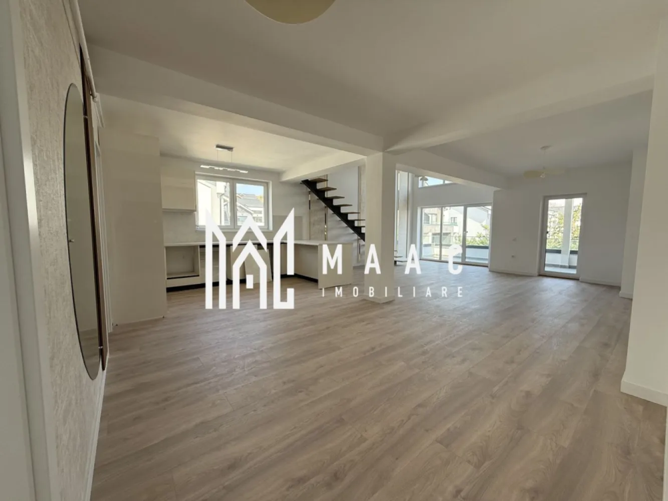 Penthouse | 5 camere | La cheie | Vata bazaltica | 130 MP - MAAC Imobiliare vă oferă spre vânzare un penthouse exclusivist cu 4 camere. Caracteristici: Suprafață utilă totala: 131.17 mp. Balcon: 9 mp. Etaj: 2 din 2. Orientare sudică, cu lumină naturală pe tot parcursul zilei. Compartimentare și spații interioare: Living cu înălțime de 5,6 m. Bucătărie integrată armonios în zona de zi. Trei dormitoare bine proporționate. Dressing dedicat. Două băi, dintre care una cu geam pentru aerisire naturală. Dotări și finisaje: Încălzire în pardoseală. Jaluzele electrice. Terasa este prevăzută cu sticlă securizată și sistem de captare a apelor pluviale. Izolație cu vată bazaltică. Casa scării finisată cu granit. Predare la stadiul finisat la alb cu posibilitate de predare la cheie. Loc de parcare inclus. Avantaje și priveliște: Multă lumină naturală și vedere spectaculoasă către munți. Avantaje ale ansamblului rezidențial: Ocupare teritorială eficientă, cu aproximativ 45% spații verzi. Fațade finisate cu larice siberian și piatră naturală. Locuri de joacă amenajate. Acces facil, fără ambuteiaje rutiere, cu patru căi de acces către ansamblu. Achiziție Locuința poate fi achiziționată atât din surse proprii, cât și prin credit bancar. Pentru mai multe detalii precizati telefonic ca ati vazut anuntul cu ID: CP3013510 }}