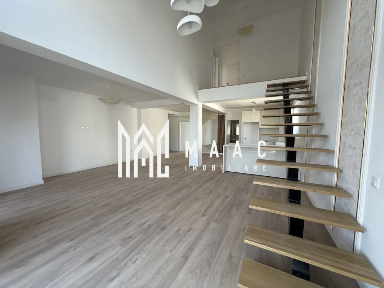 Penthouse | 5 camere | La cheie | Vata bazaltica | 130 MP - MAAC Imobiliare vă oferă spre vânzare un penthouse exclusivist cu 4 camere. Caracteristici: Suprafață utilă totala: 131.17 mp. Balcon: 9 mp. Etaj: 2 din 2. Orientare sudică, cu lumină naturală pe tot parcursul zilei. Compartimentare și spații interioare: Living cu înălțime de 5,6 m. Bucătărie integrată armonios în zona de zi. Trei dormitoare bine proporționate. Dressing dedicat. Două băi, dintre care una cu geam pentru aerisire naturală. Dotări și finisaje: Încălzire în pardoseală. Jaluzele electrice. Terasa este prevăzută cu sticlă securizată și sistem de captare a apelor pluviale. Izolație cu vată bazaltică. Casa scării finisată cu granit. Predare la stadiul finisat la alb cu posibilitate de predare la cheie. Loc de parcare inclus. Avantaje și priveliște: Multă lumină naturală și vedere spectaculoasă către munți. Avantaje ale ansamblului rezidențial: Ocupare teritorială eficientă, cu aproximativ 45% spații verzi. Fațade finisate cu larice siberian și piatră naturală. Locuri de joacă amenajate. Acces facil, fără ambuteiaje rutiere, cu patru căi de acces către ansamblu. Achiziție Locuința poate fi achiziționată atât din surse proprii, cât și prin credit bancar. Pentru mai multe detalii precizati telefonic ca ati vazut anuntul cu ID: CP3013510 }}