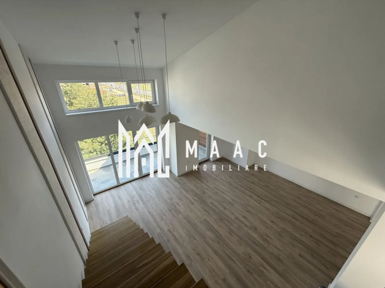 Penthouse | 5 camere | La cheie | Vata bazaltica | 130 MP - MAAC Imobiliare vă oferă spre vânzare un penthouse exclusivist cu 4 camere. Caracteristici: Suprafață utilă totala: 131.17 mp. Balcon: 9 mp. Etaj: 2 din 2. Orientare sudică, cu lumină naturală pe tot parcursul zilei. Compartimentare și spații interioare: Living cu înălțime de 5,6 m. Bucătărie integrată armonios în zona de zi. Trei dormitoare bine proporționate. Dressing dedicat. Două băi, dintre care una cu geam pentru aerisire naturală. Dotări și finisaje: Încălzire în pardoseală. Jaluzele electrice. Terasa este prevăzută cu sticlă securizată și sistem de captare a apelor pluviale. Izolație cu vată bazaltică. Casa scării finisată cu granit. Predare la stadiul finisat la alb cu posibilitate de predare la cheie. Loc de parcare inclus. Avantaje și priveliște: Multă lumină naturală și vedere spectaculoasă către munți. Avantaje ale ansamblului rezidențial: Ocupare teritorială eficientă, cu aproximativ 45% spații verzi. Fațade finisate cu larice siberian și piatră naturală. Locuri de joacă amenajate. Acces facil, fără ambuteiaje rutiere, cu patru căi de acces către ansamblu. Achiziție Locuința poate fi achiziționată atât din surse proprii, cât și prin credit bancar. Pentru mai multe detalii precizati telefonic ca ati vazut anuntul cu ID: CP3013510 }}